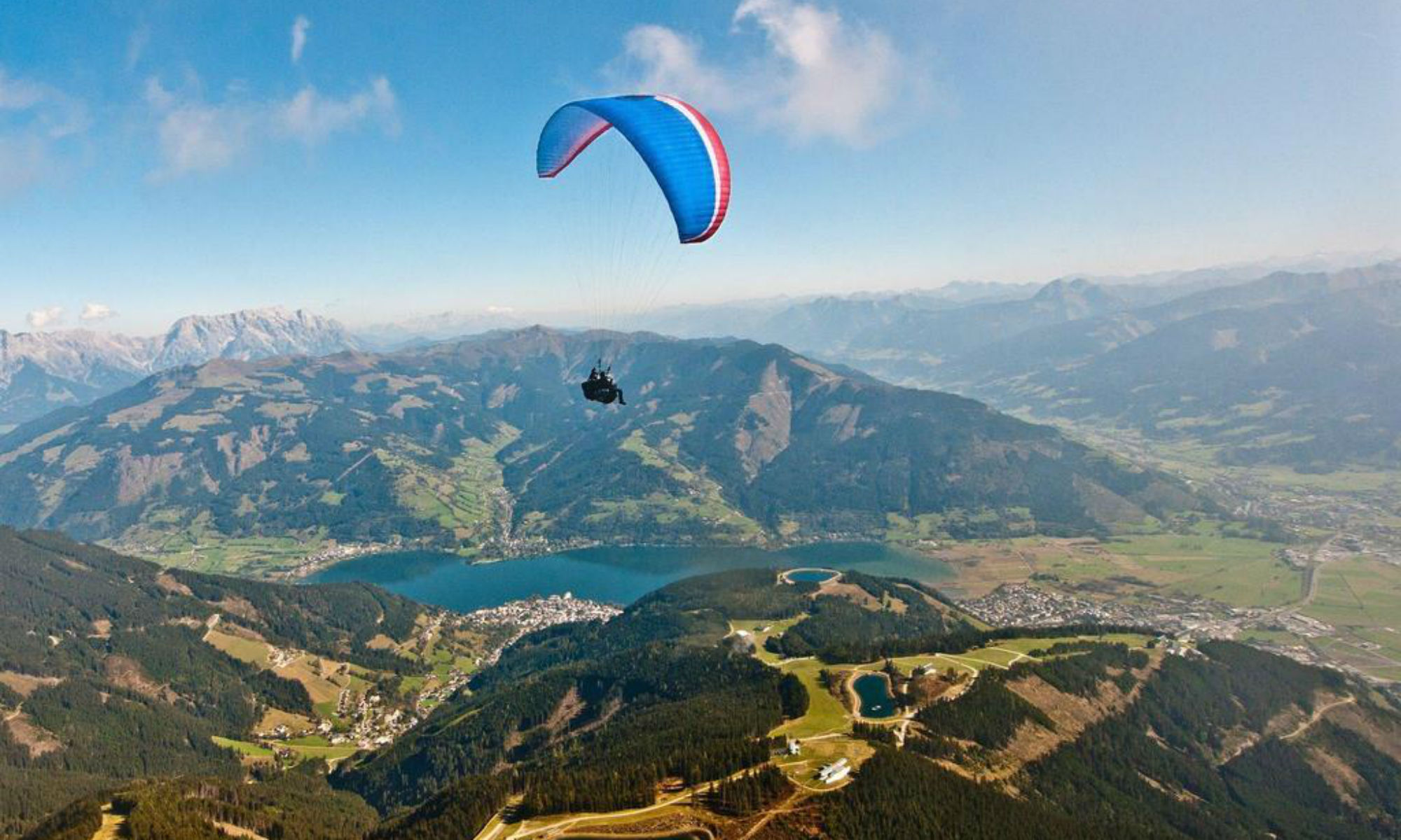 Un vol en tandem au-dessus du paysage autour de Zell am See.