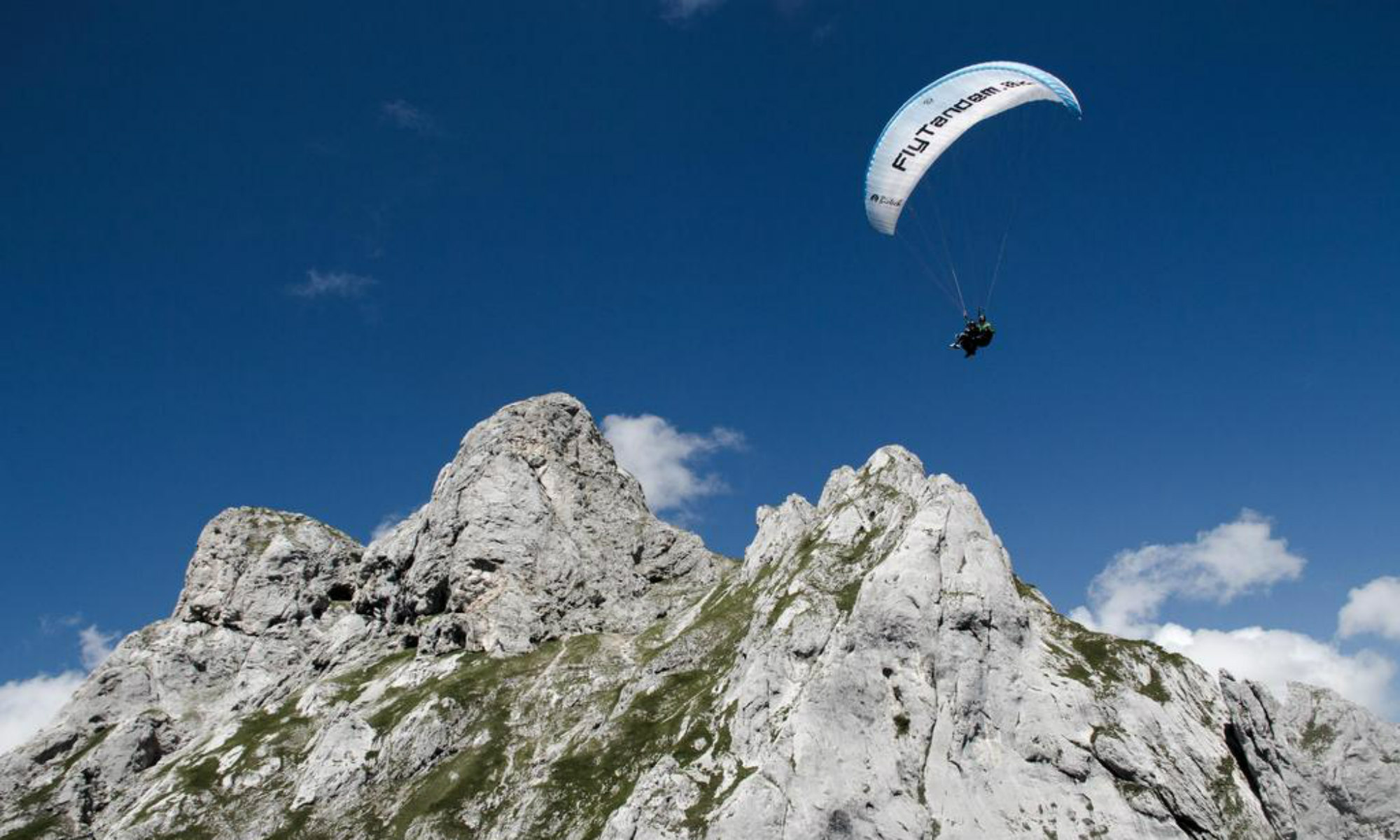 Ein Paraglider über den Bergen des Tennengebirges.