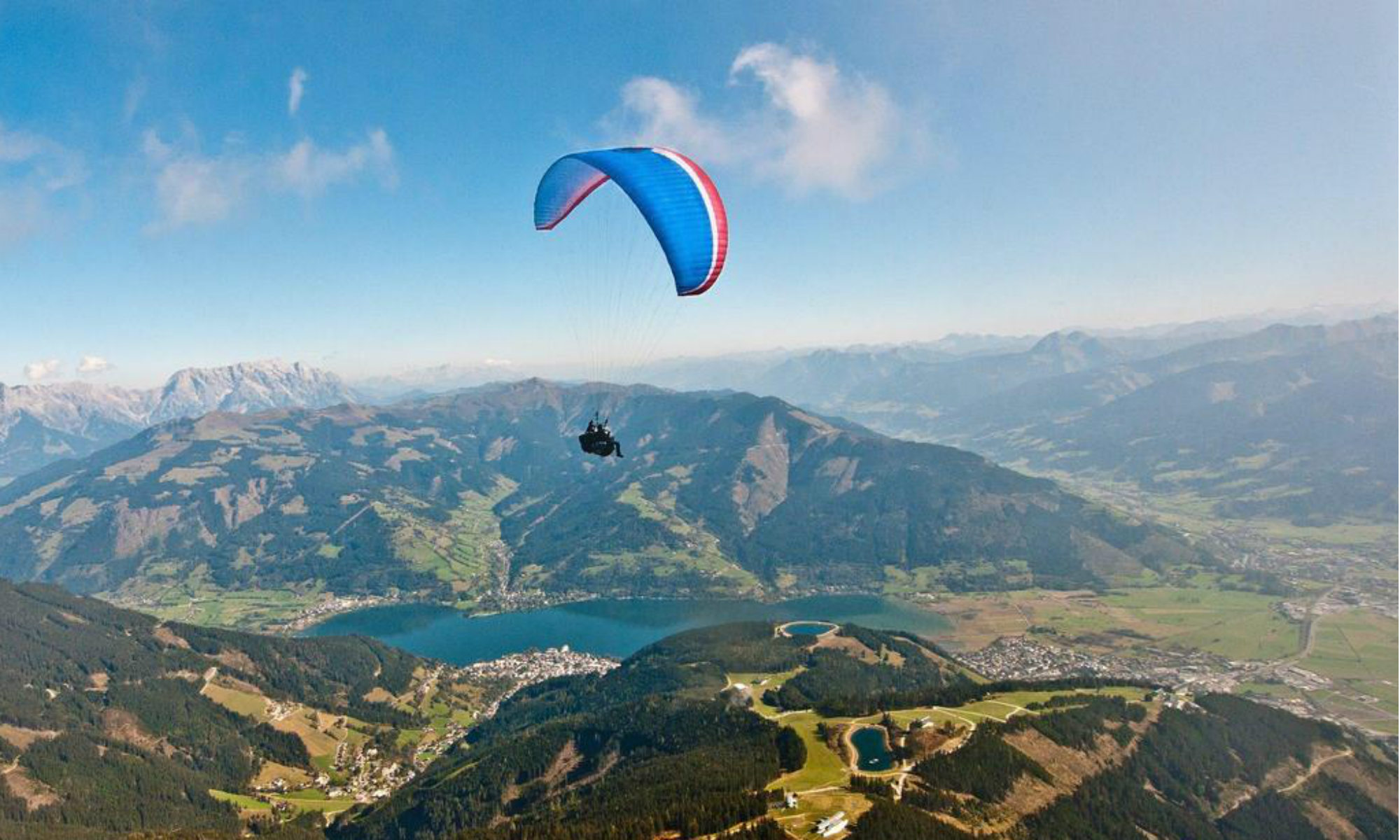 Un vol en tandem avec vue sur les Alpes de Kitzbühel - le lac Zell en arrière-plan.