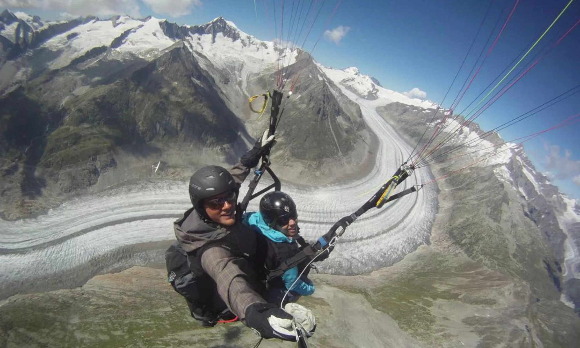 Un vol en tandem au-dessus du glacier d'Aletsch.