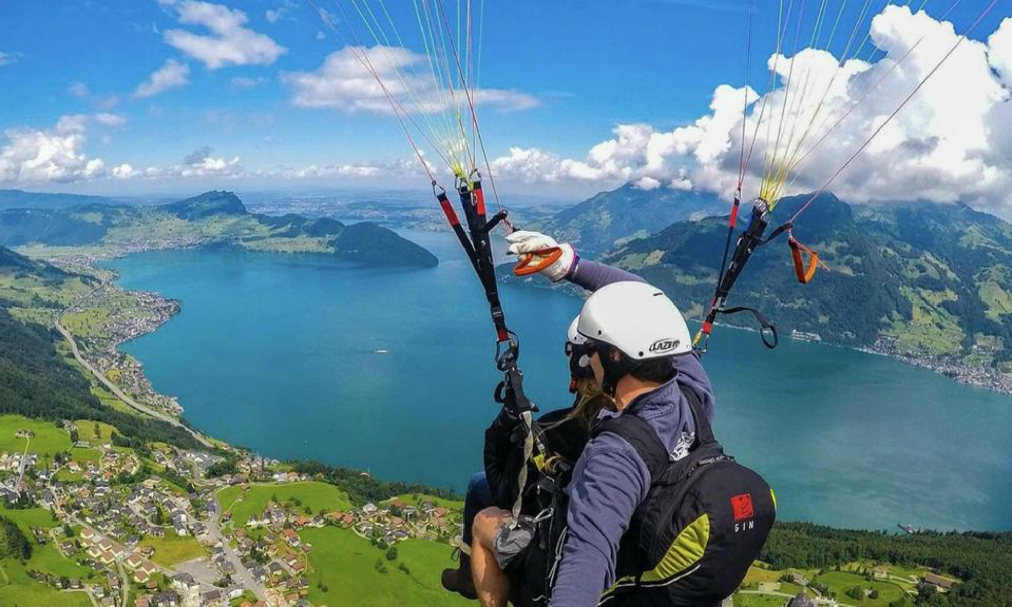 Un vol en tandem au-dessus du lac des Quatre-Cantons.