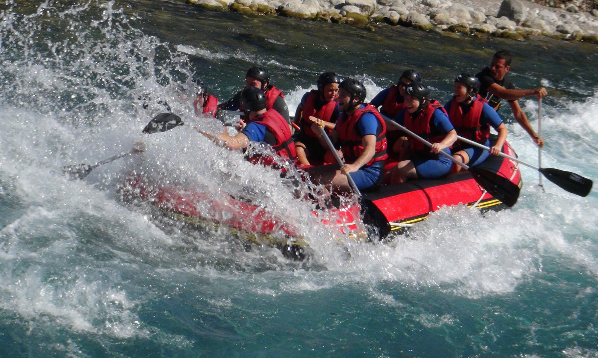 Un gruppo scende il fiume su un raft.