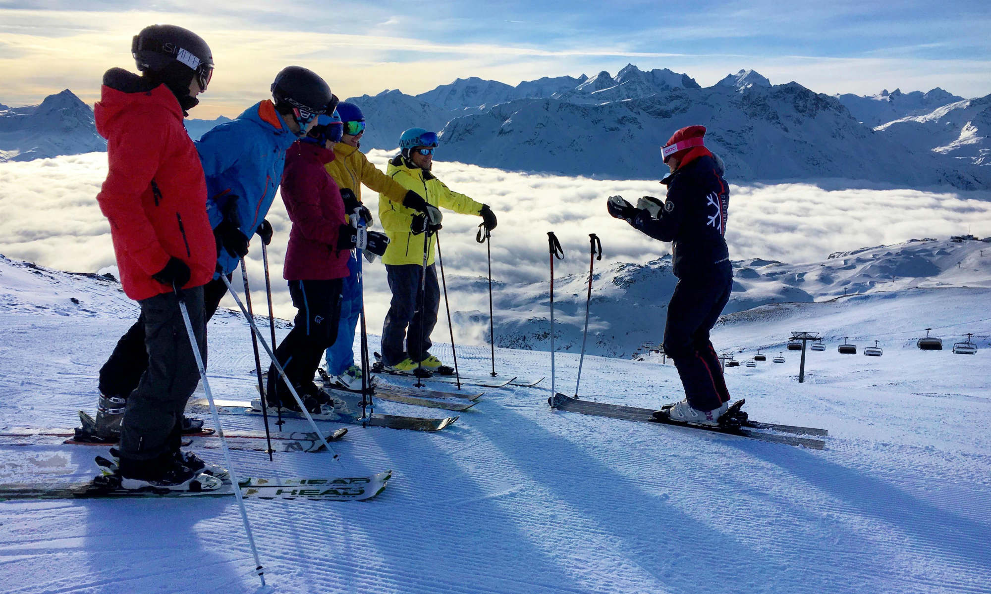 Eine Skilehrerin bringt Erwachsenene auf einer Skipiste in St. Moritz die Skitechnik bei. 