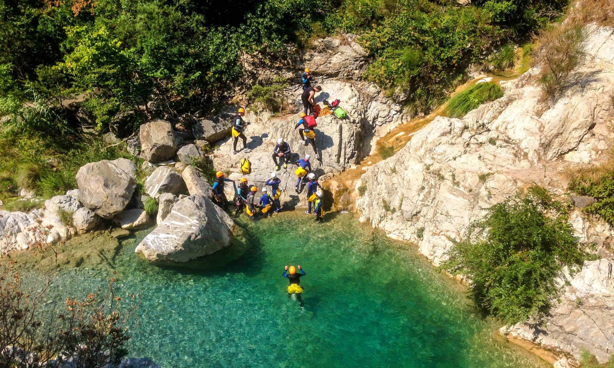 Eine Gruppe von Personen beim Canyoning in Italien.