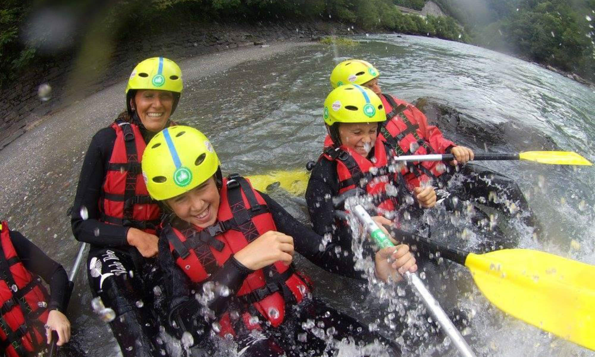 Eine Familie beim Rafting in Salzburg nahe Taxenbach.
