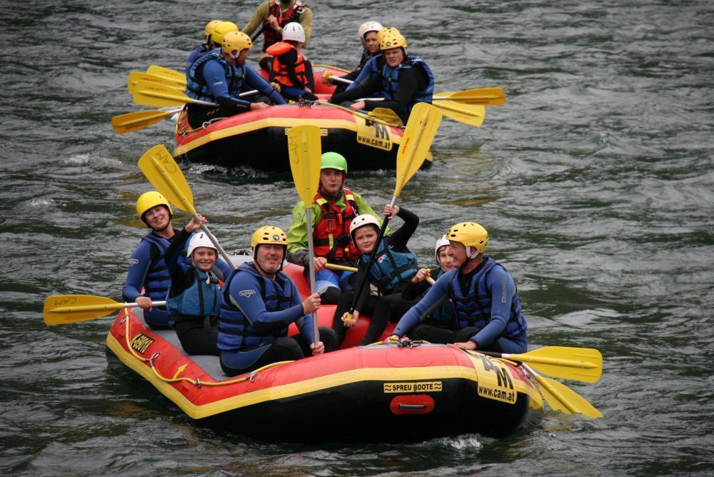 Zwei Gruppen beim Rafting auf der Isel.