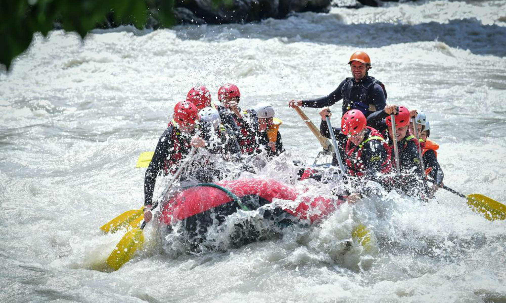 Eine Gruppe von Menschen während einer Rafting Tour auf der Ötztaler Ache.