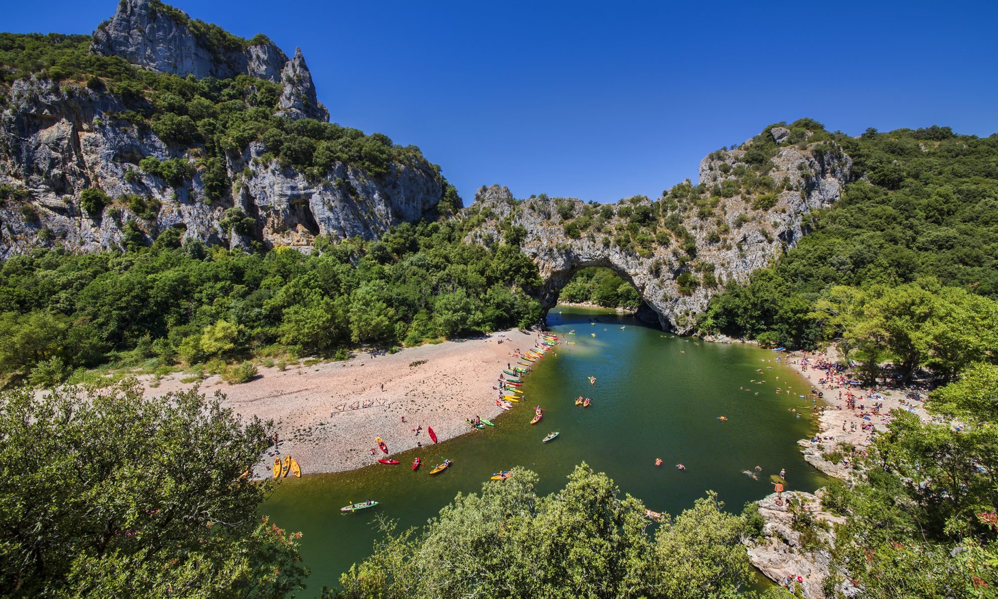 Les meilleures descentes en canoë en Ardèche.