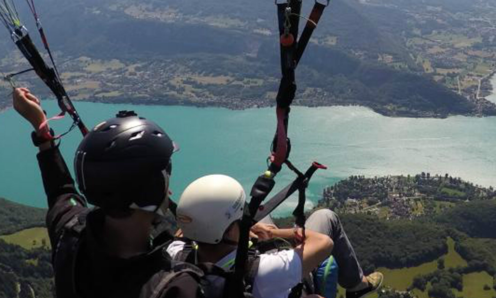Un baptême de parapente au-dessus du lac d’Annecy.