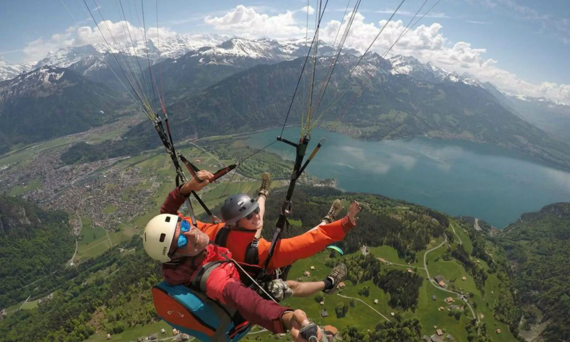 Un vol en tandem au-dessus de la ville d'Interlaken et du lac de Thoune.