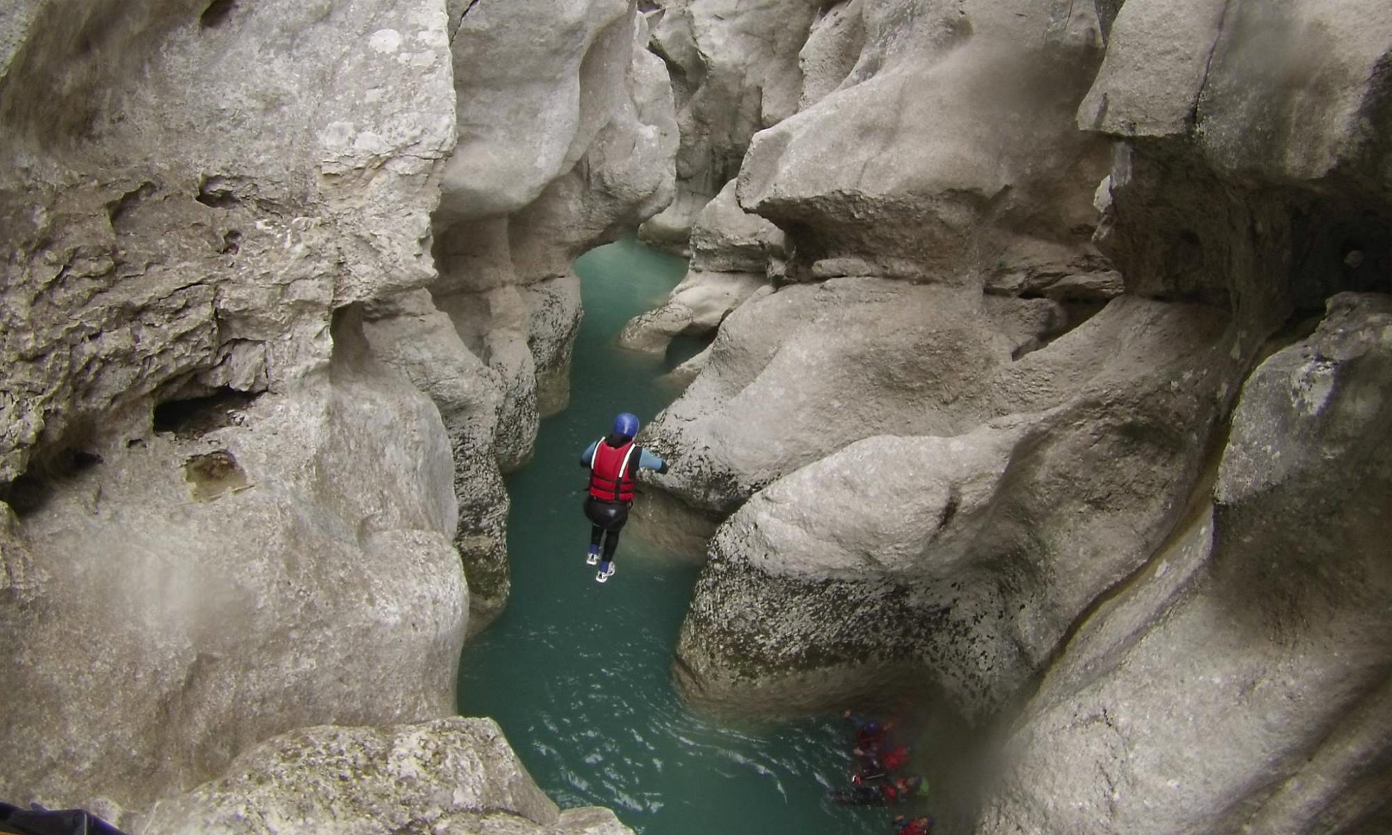 Un canyoniste effectue un saut dans le Styx lors d’un parcours de canyoning dans le Verdon.