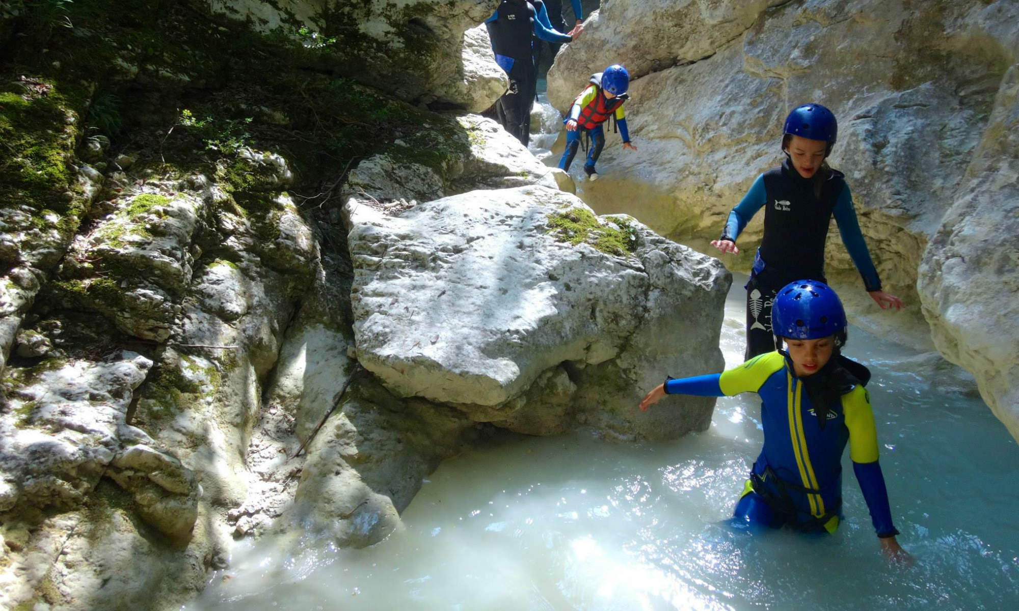 Un groupe de canyonistes s’apprête à glisser dans un toboggan naturel dans le canyon du Rayaup.