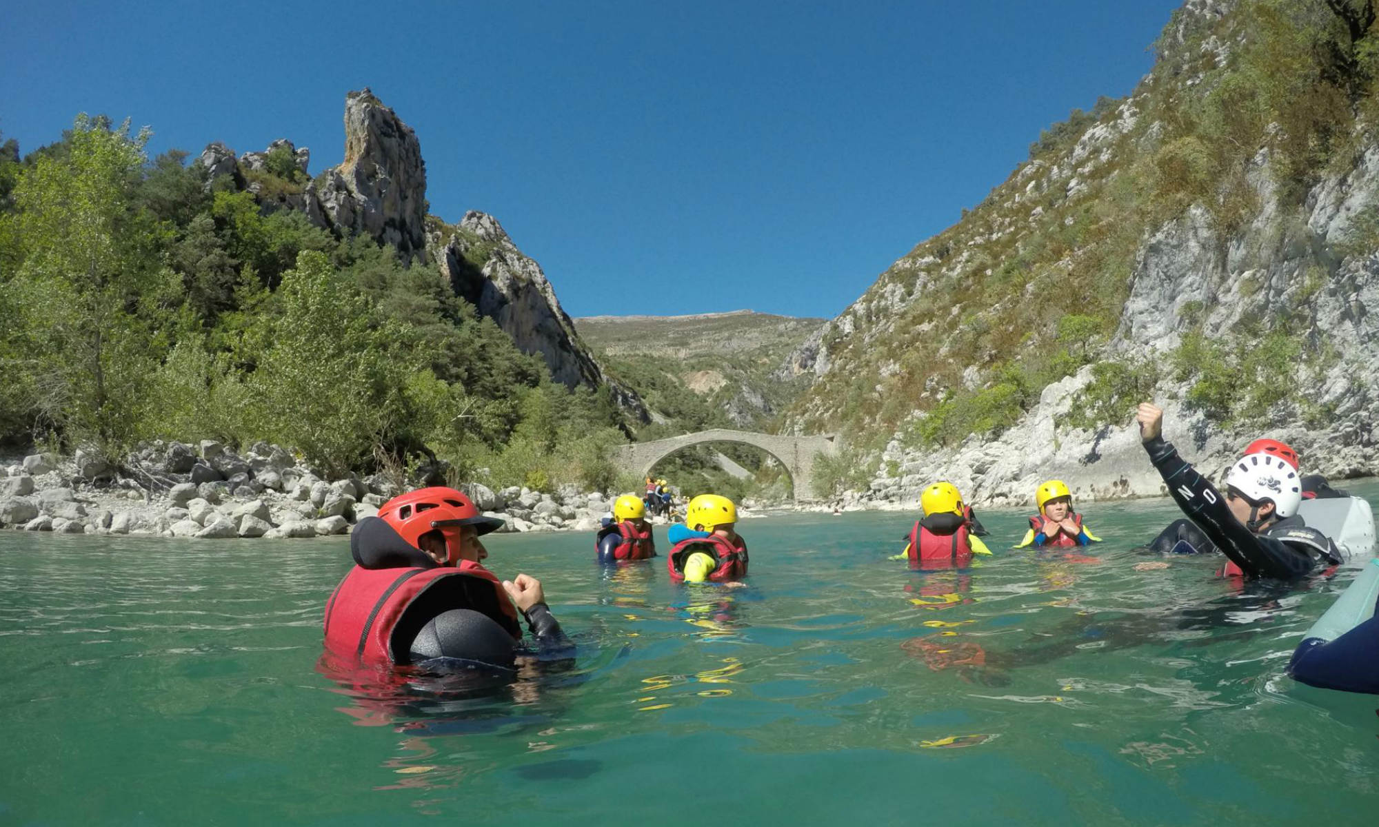 Un groupe dans le Verdon au niveau du pont de Tusset lors d’une aqua rando.