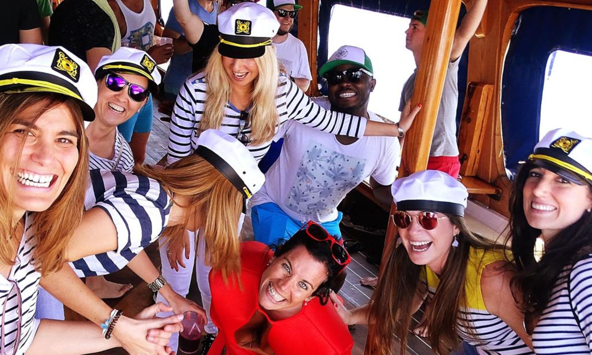 Eine Gruppe Frauen feiert einen Junggesellenabschied während einer Bootstour in Mallorca.