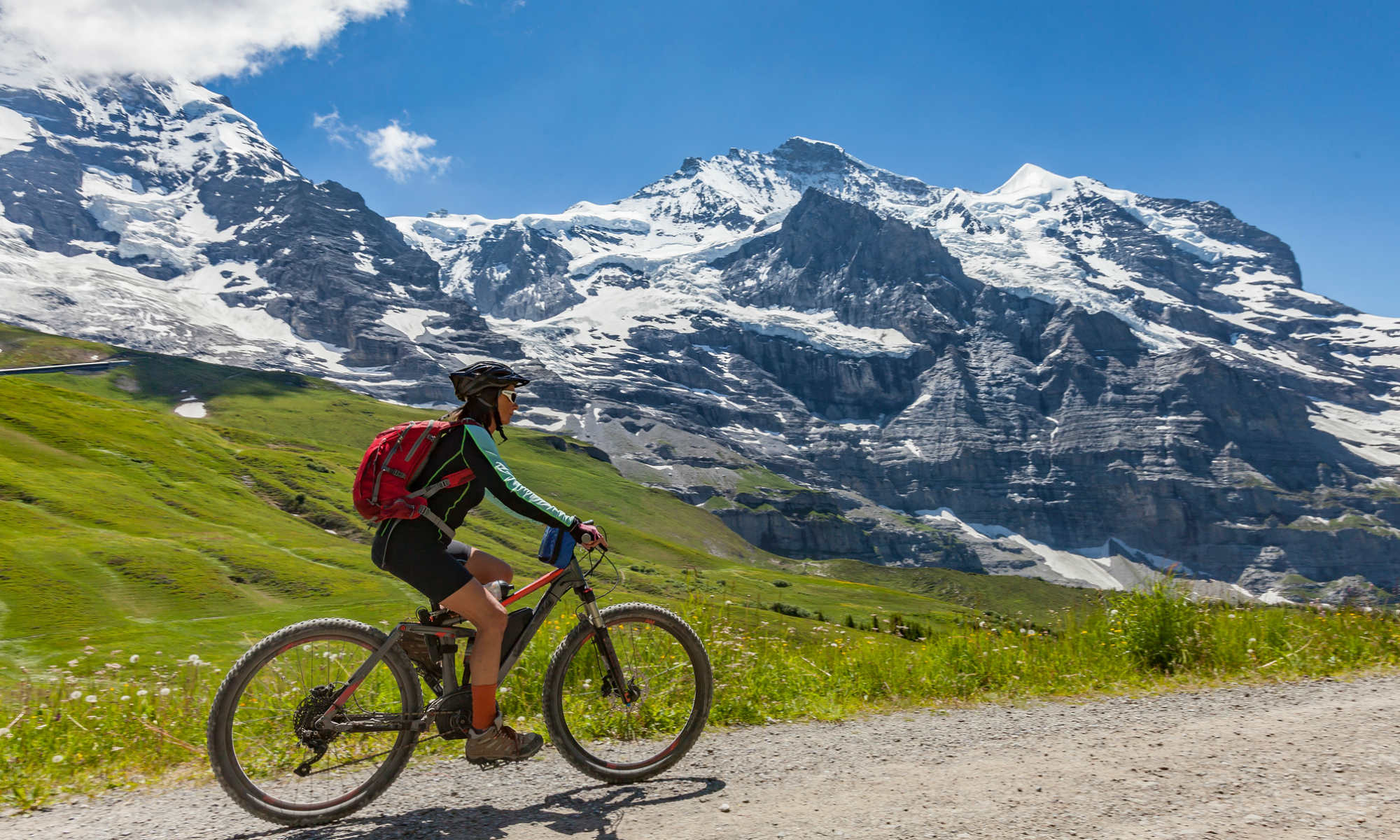 Een fietser rijdt op een mountainbike in de bergen.