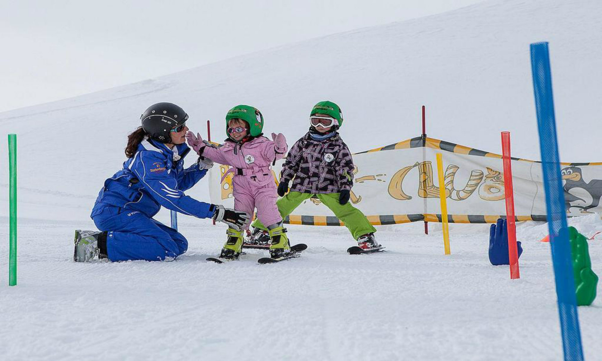 Een skilerares leert kinderen de juiste skitechniek tijdens een skiles in het skigebied van Lermoos.