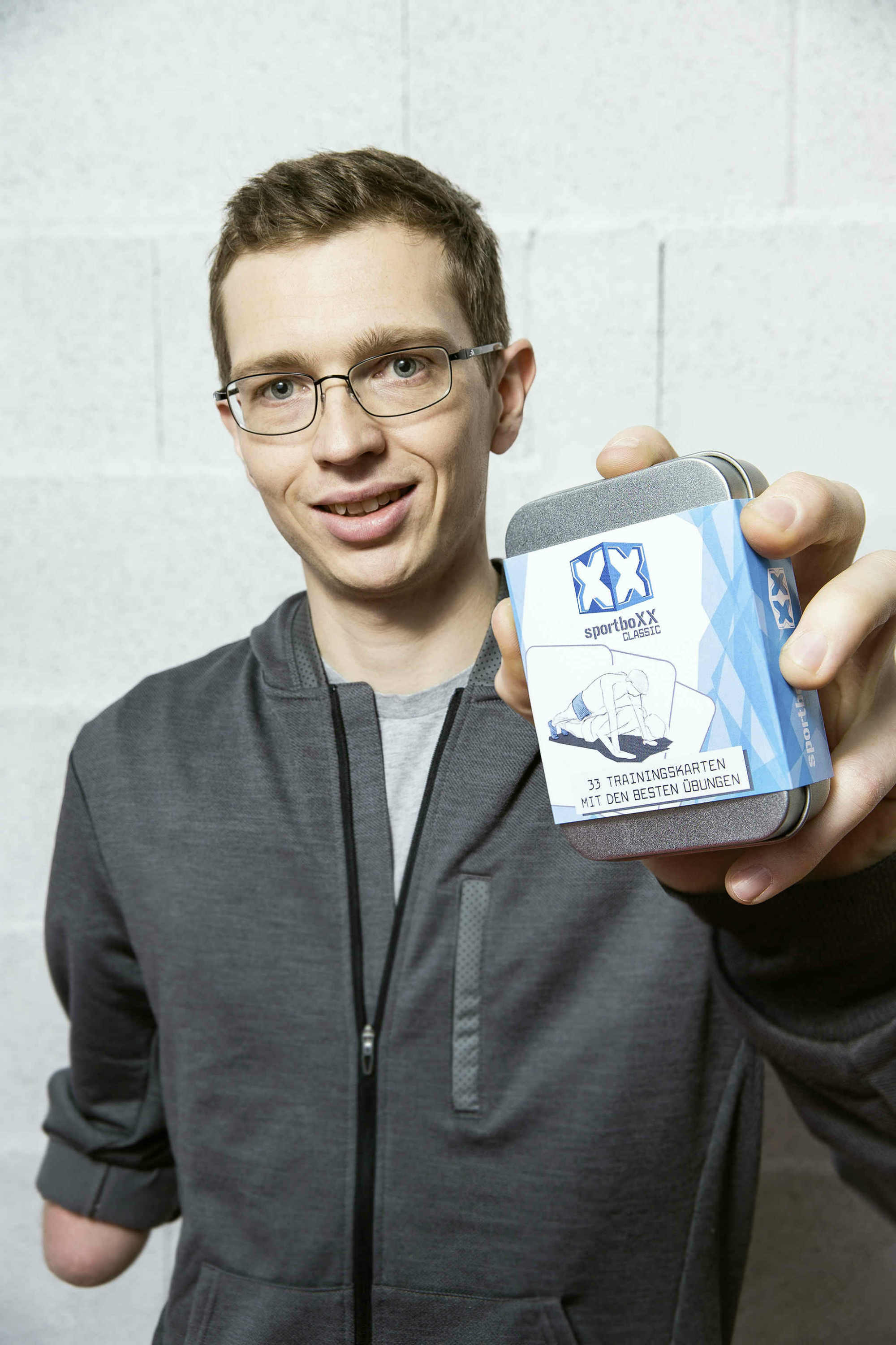 Sportsman Günther Matzinger with his SportboXX exercise cards. 