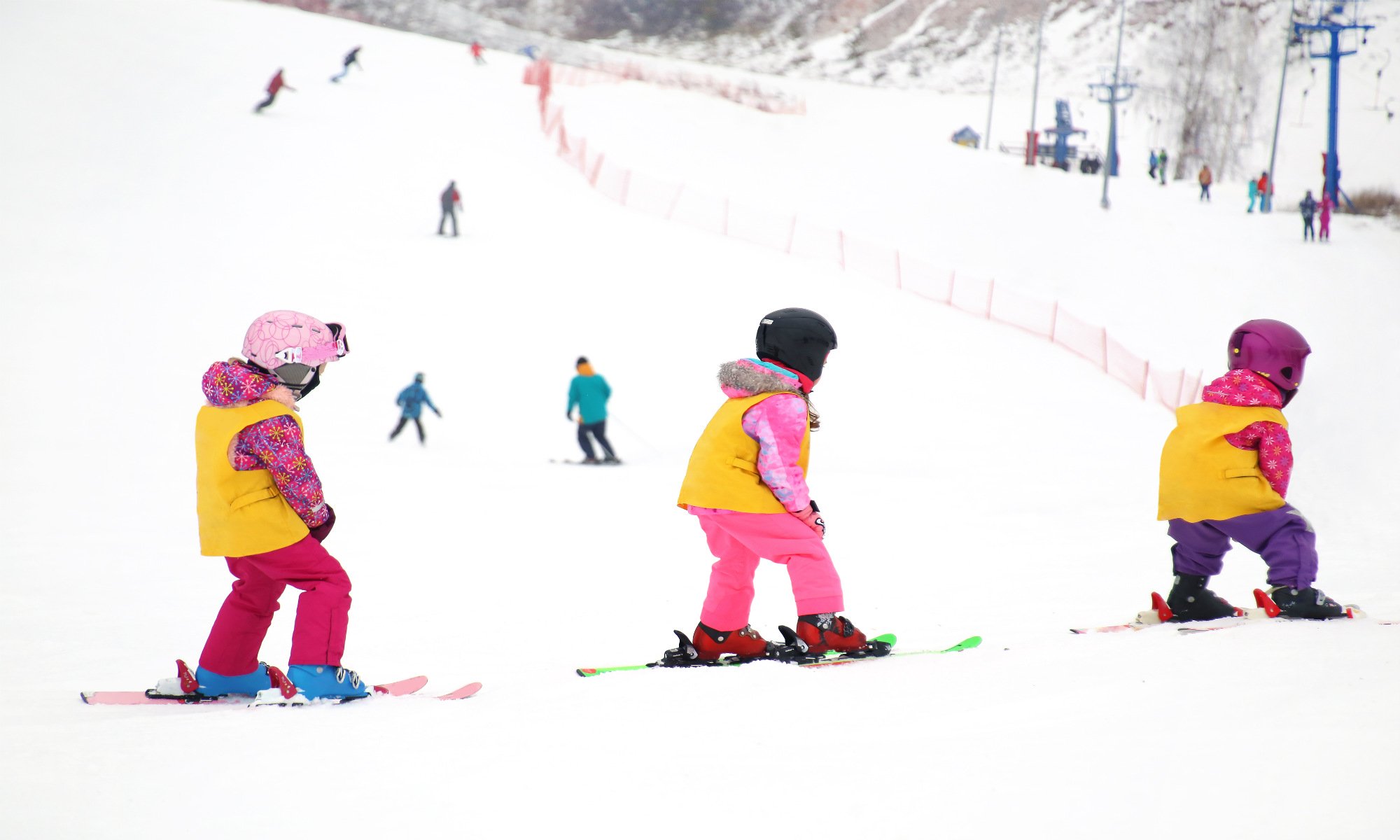 Un gruppo di bambini piccoli si prepara a scendere in pista per la prima volta.