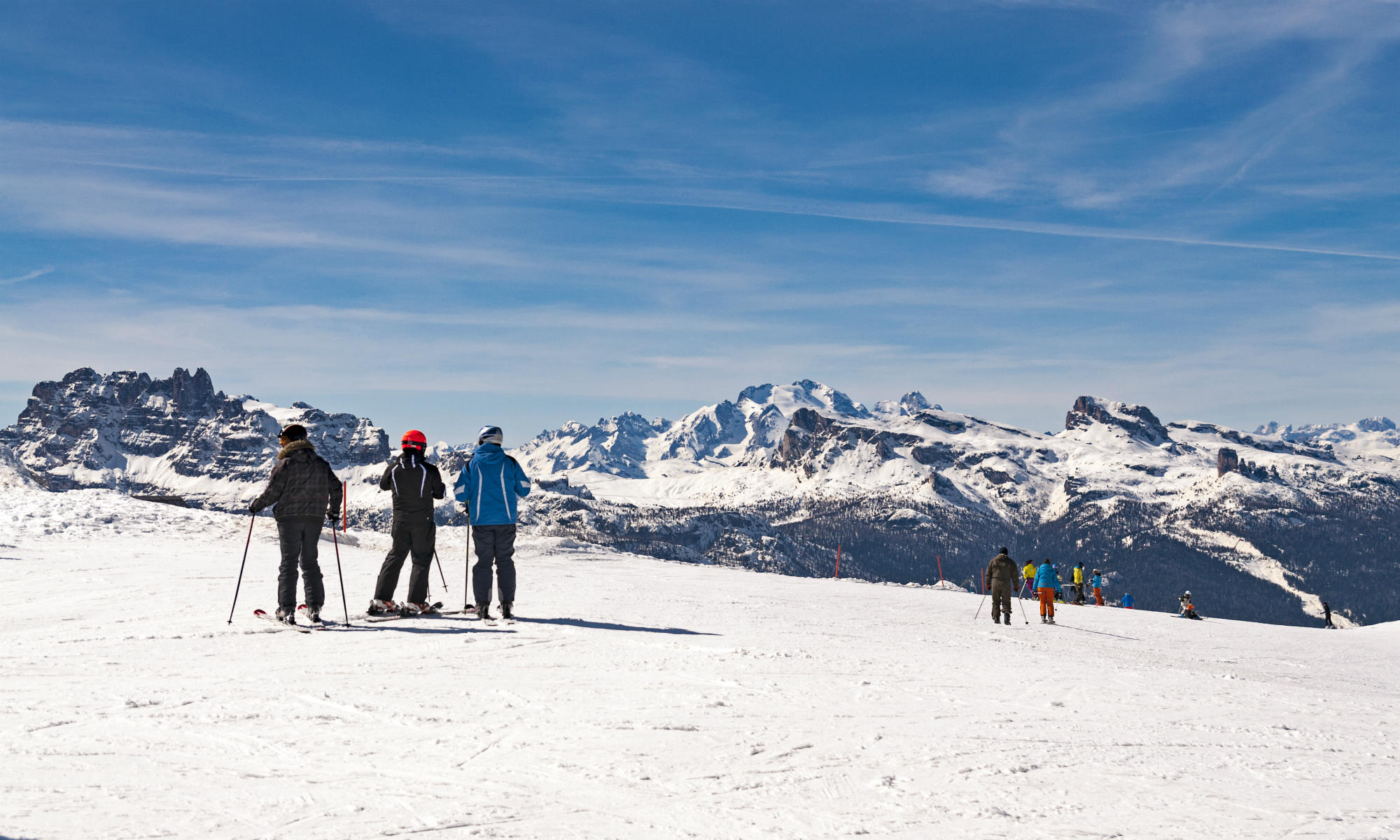 Un gruppo di sciatori intenti ad ammirare il paesaggio sulle piste di Cortina.