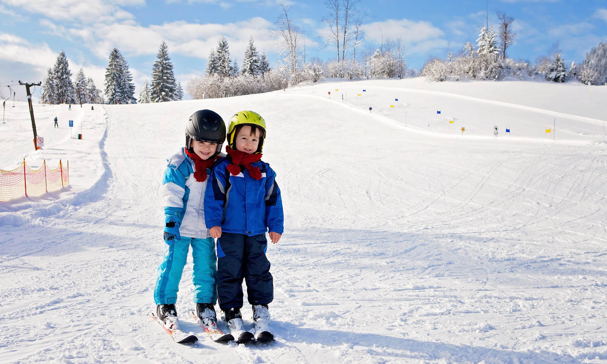 Twee jonge kinderen op ski’s.
