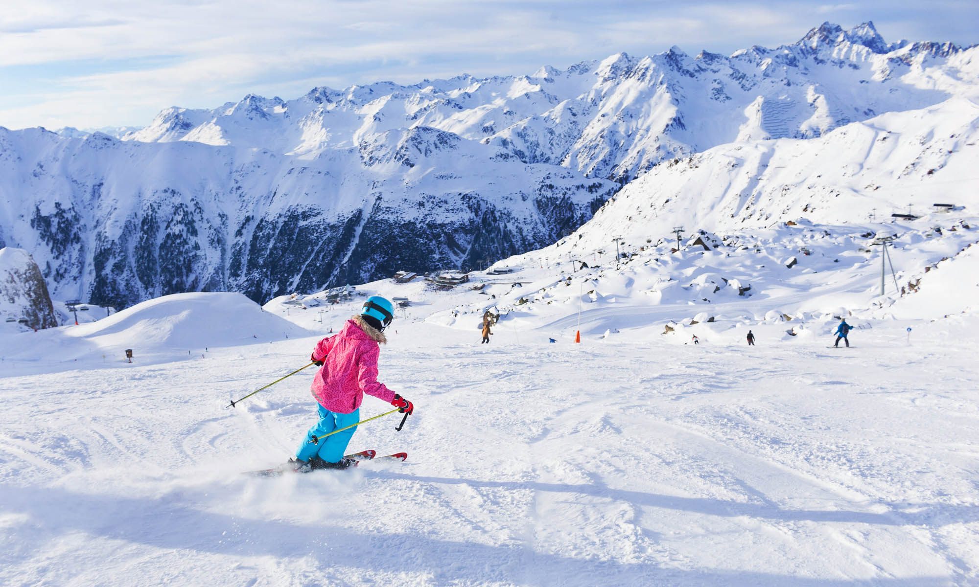 Een kind op ski’s middenin een bocht.