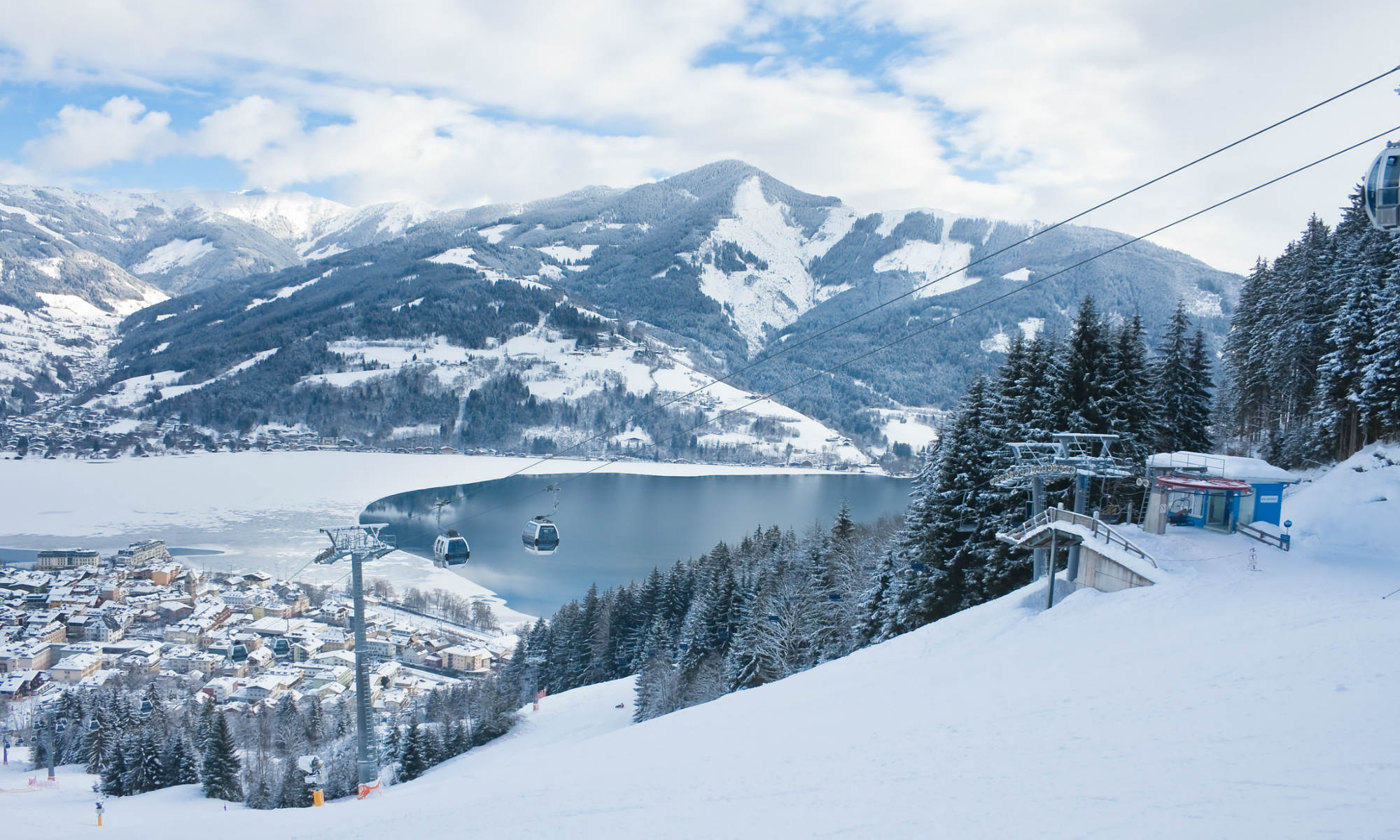 Tijdens een skiles bij een van de skischolen in Zell am See heb je een prachtig uitzicht op de bergen en de Zeller See.