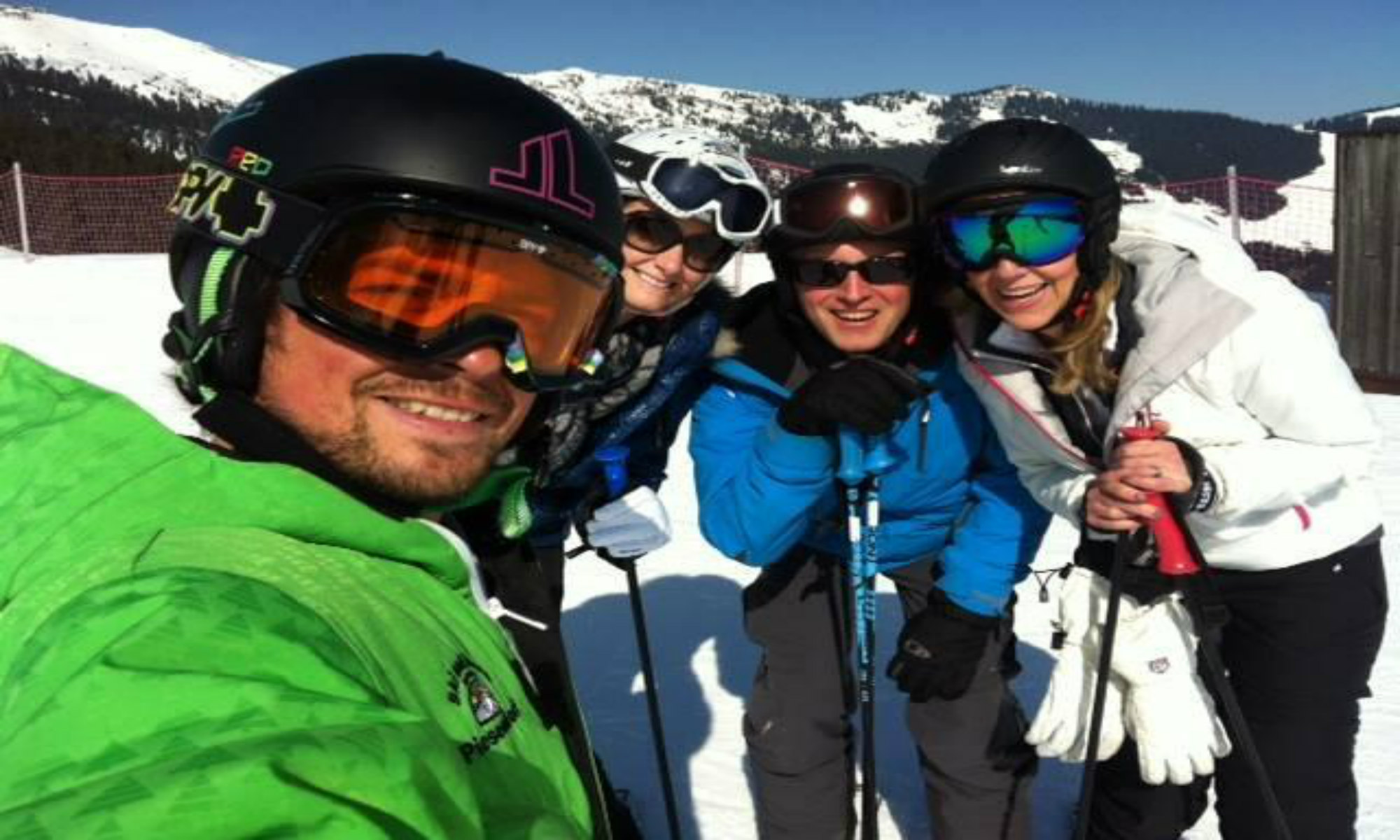 Een privéleraar maakt een selfie met zijn leerlingen in het skigebied van Zell am See. 