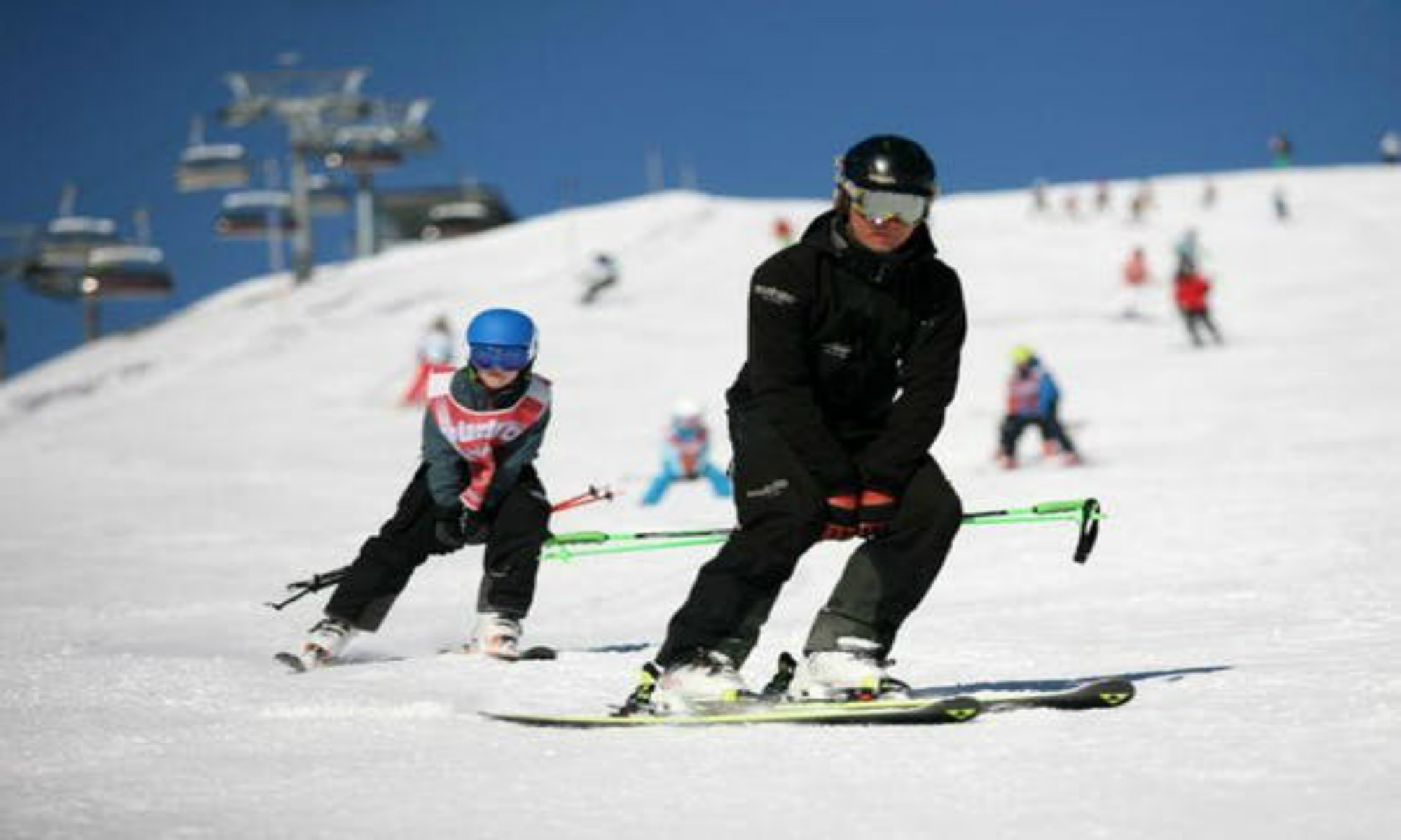 Een leerling volgt zijn skileraar op de piste van Zell am See.
