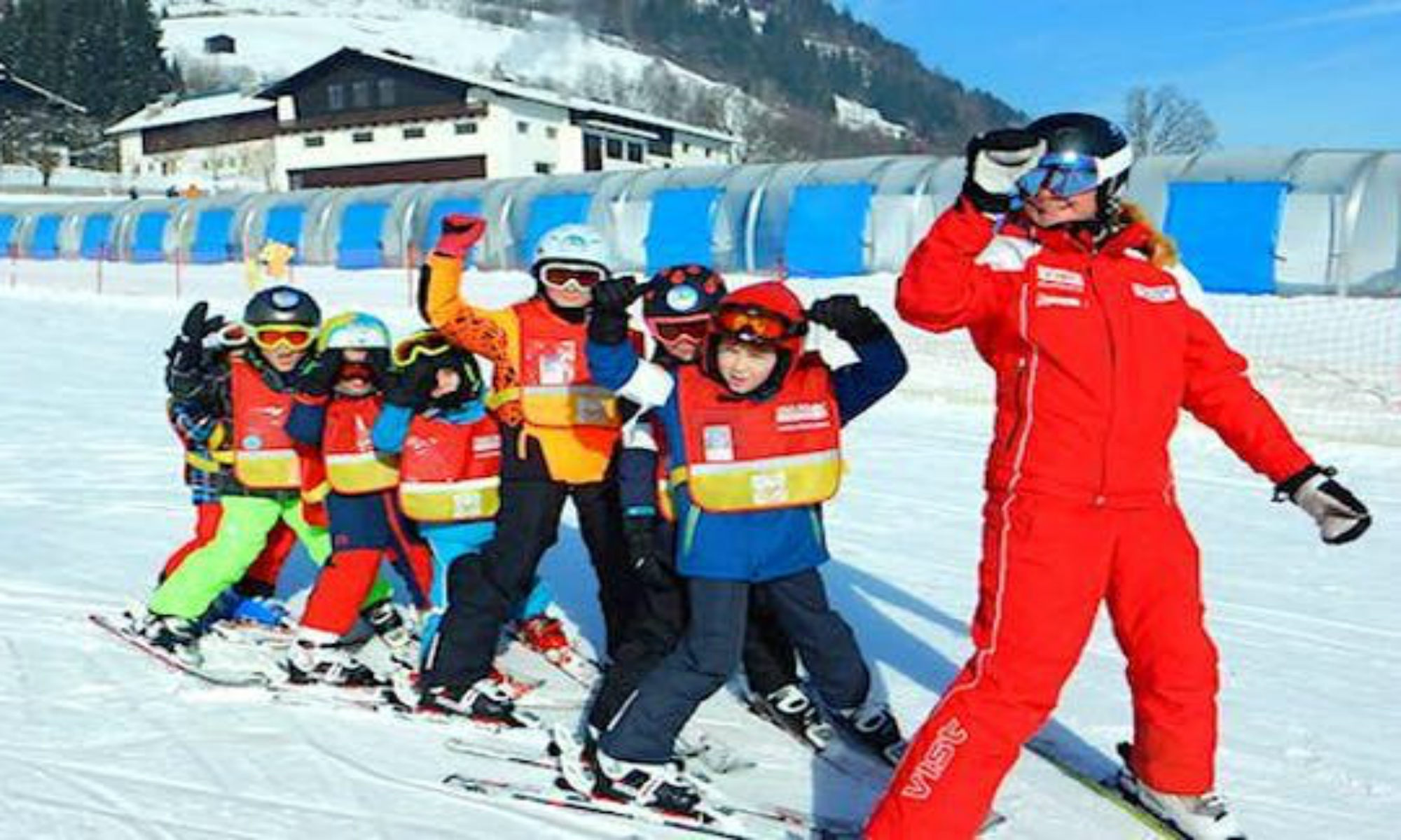 Een groepje leerlingen volgt hun skilerares tijdens een skiles met een van de skischolen in Zell am See.