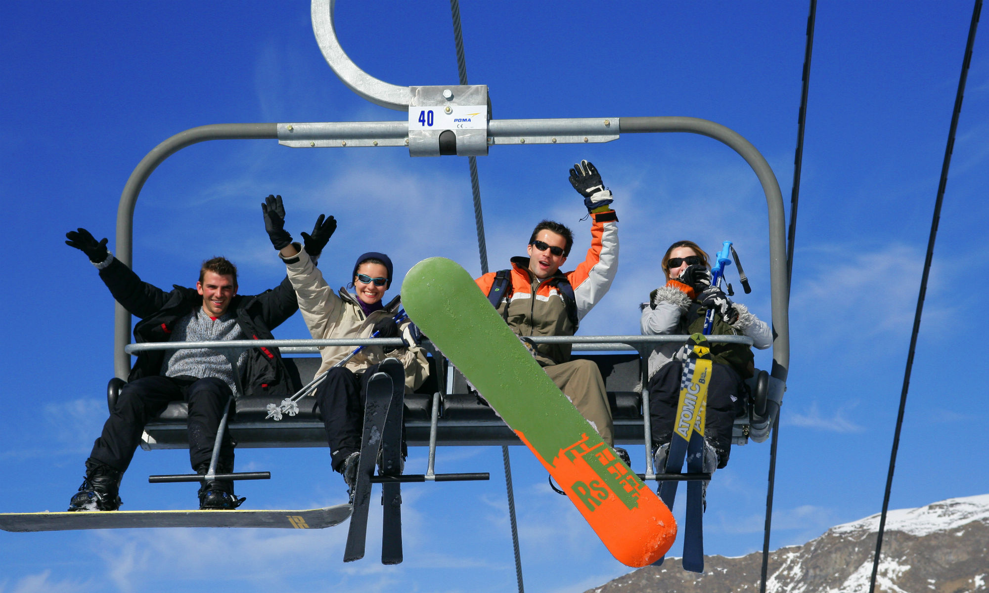 Un groupe d’amis tout sourire sur un télésiège à Font Romeu.