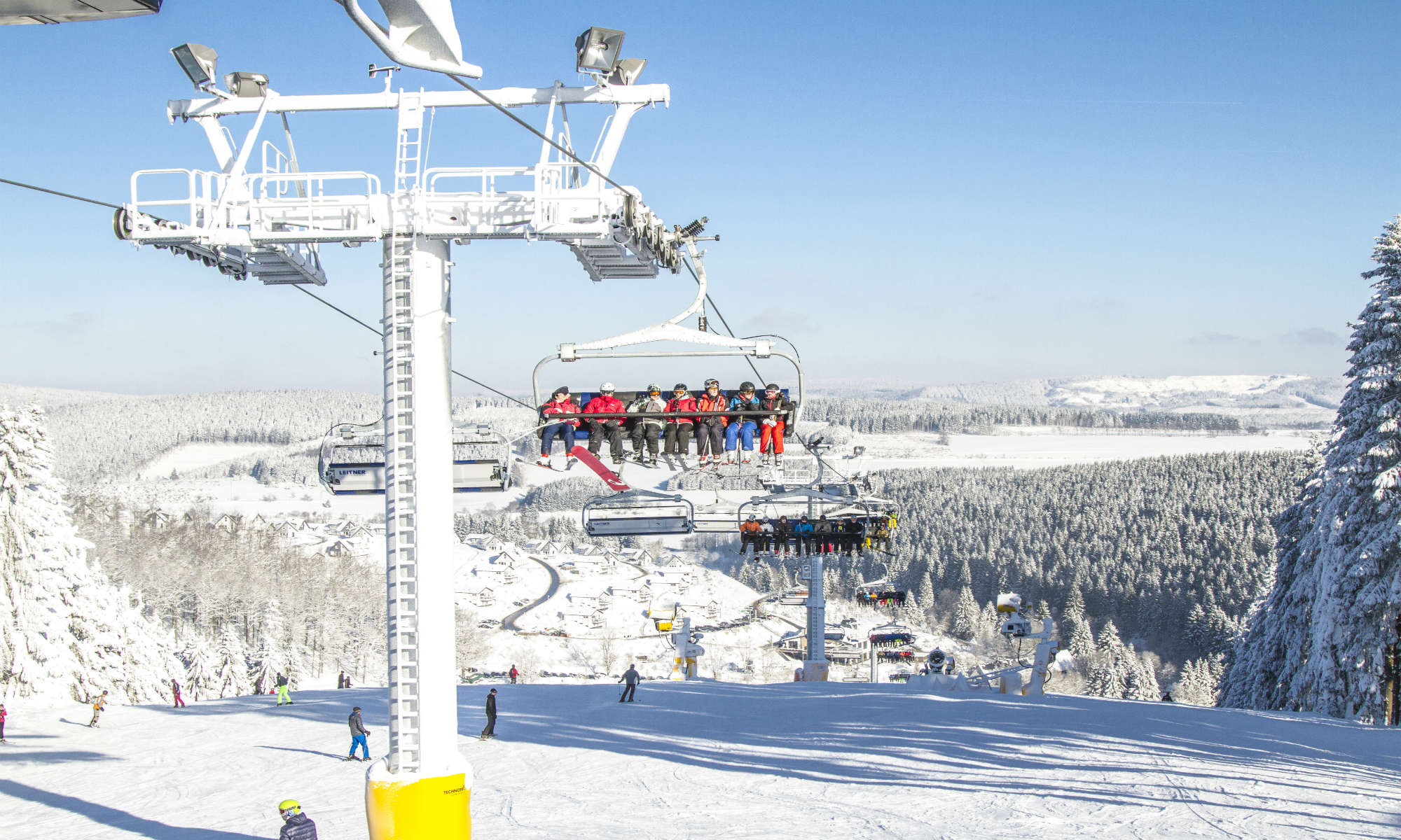 Blik op een skilift en een zonnig winters landschap in Winterberg.