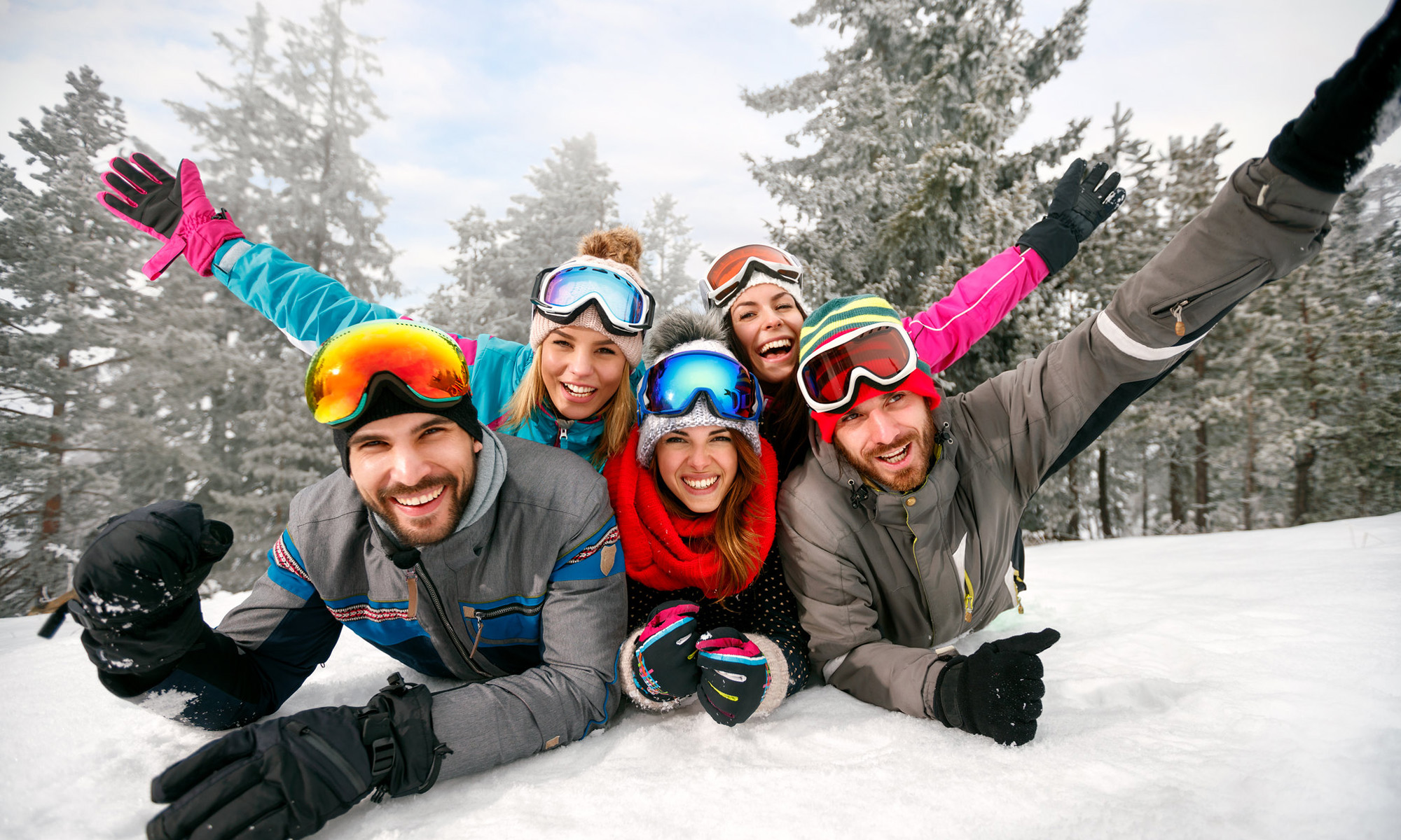 Een groep vrienden in de sneeuw.