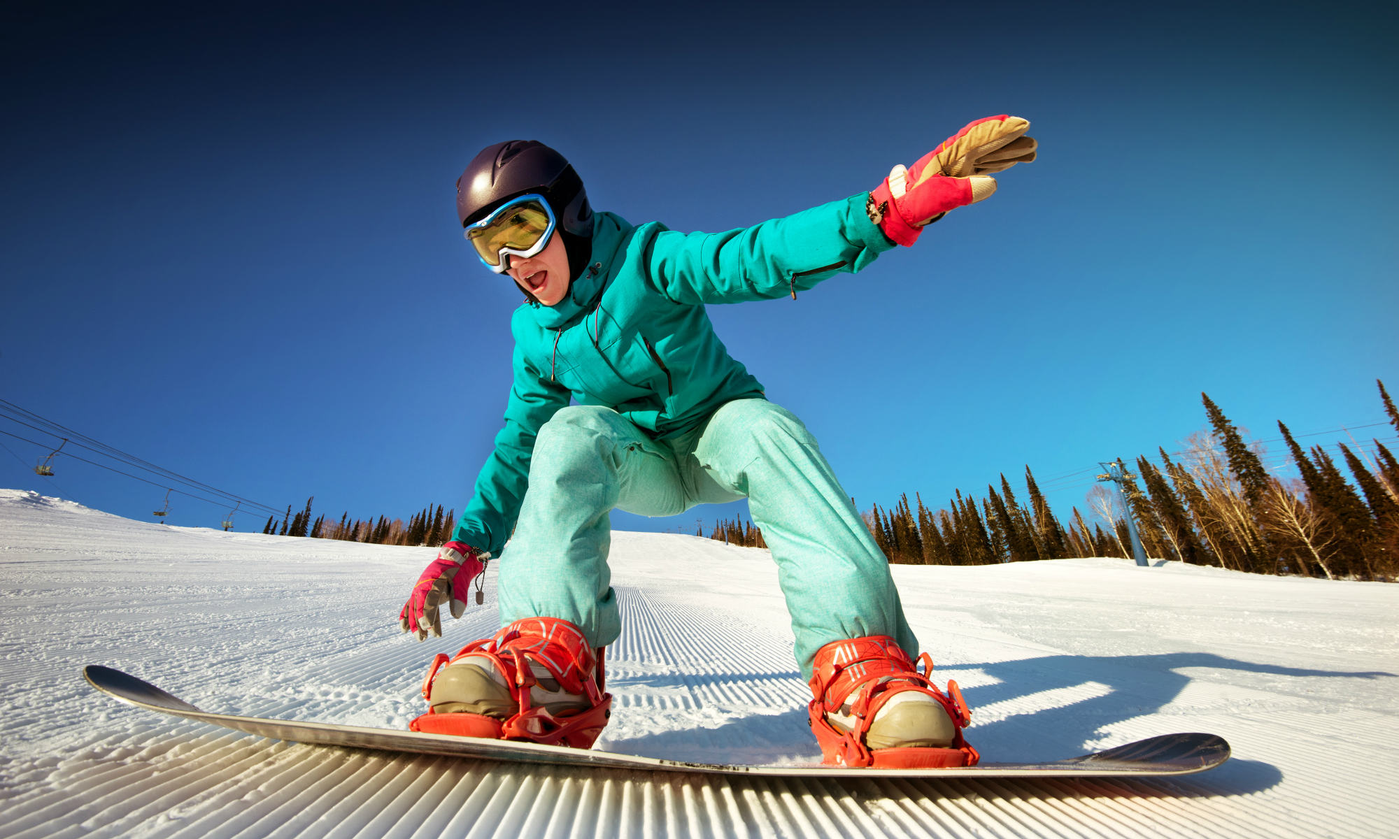 uomo nel sciare occhiali cavalcate un' Snowboard a partire dal un