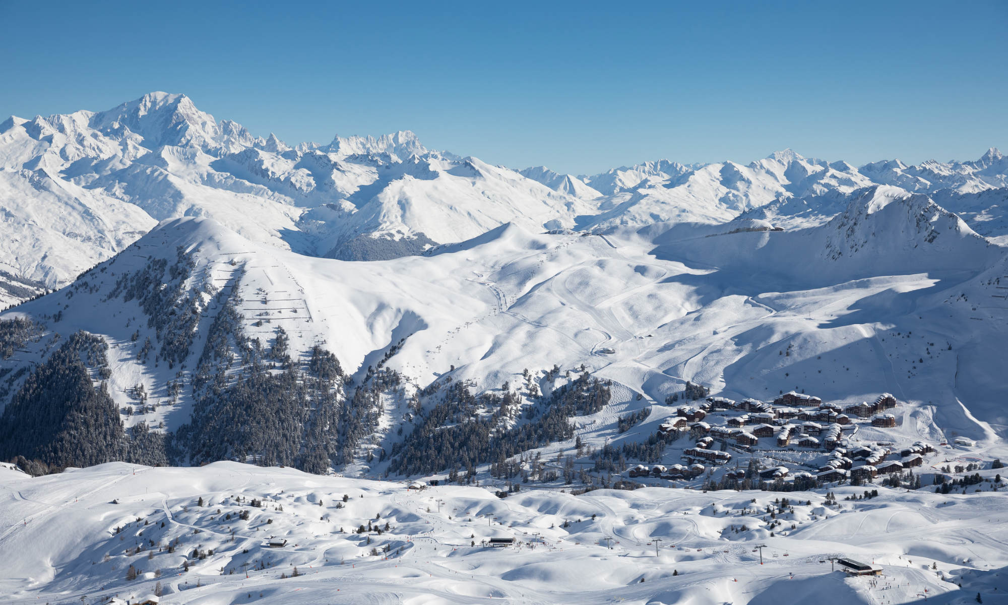 Panorama sur la station de La Plagne et le Mont Blanc.