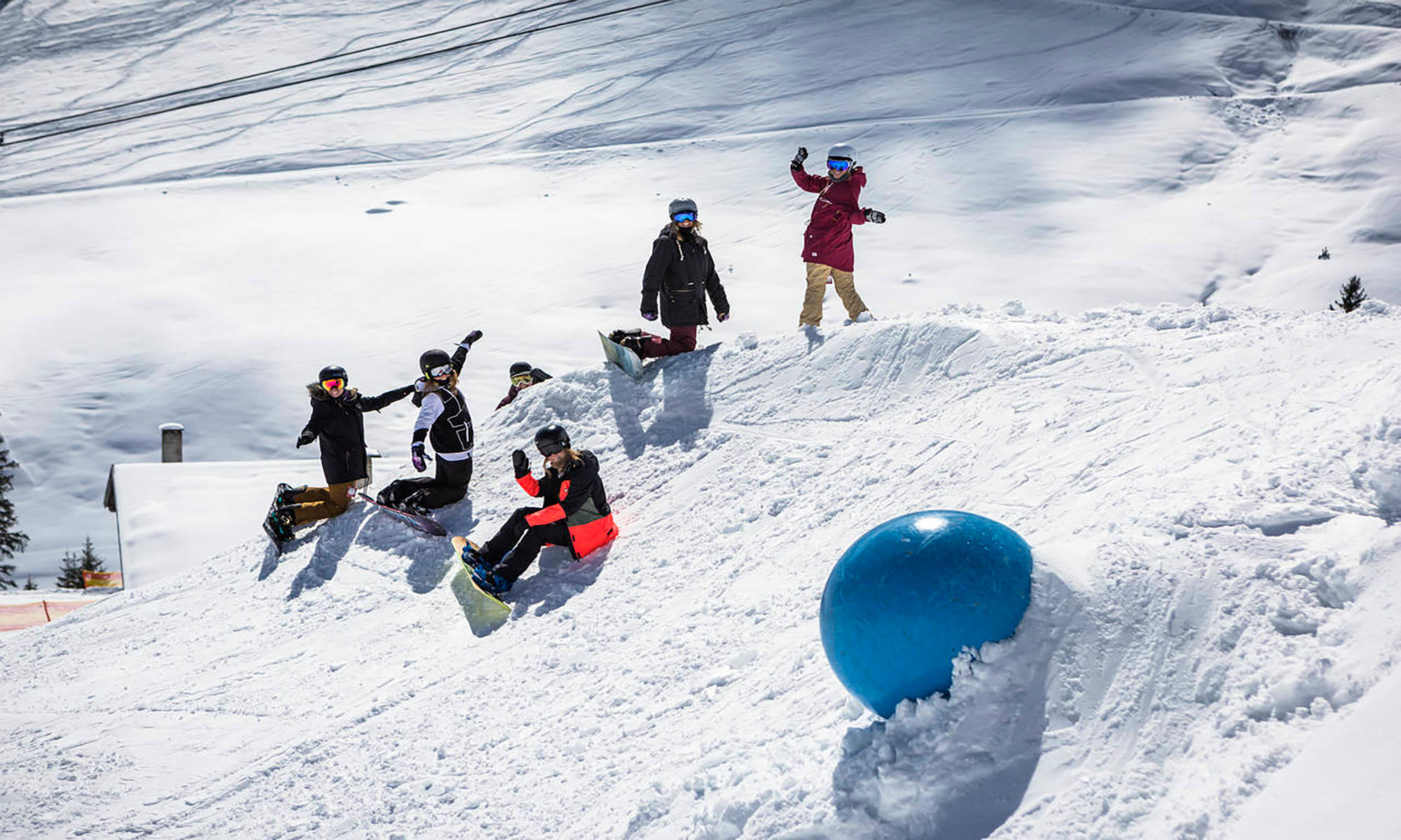 Een groepje snowboarders neemt een pauze in het funpark van Mayrhofen.