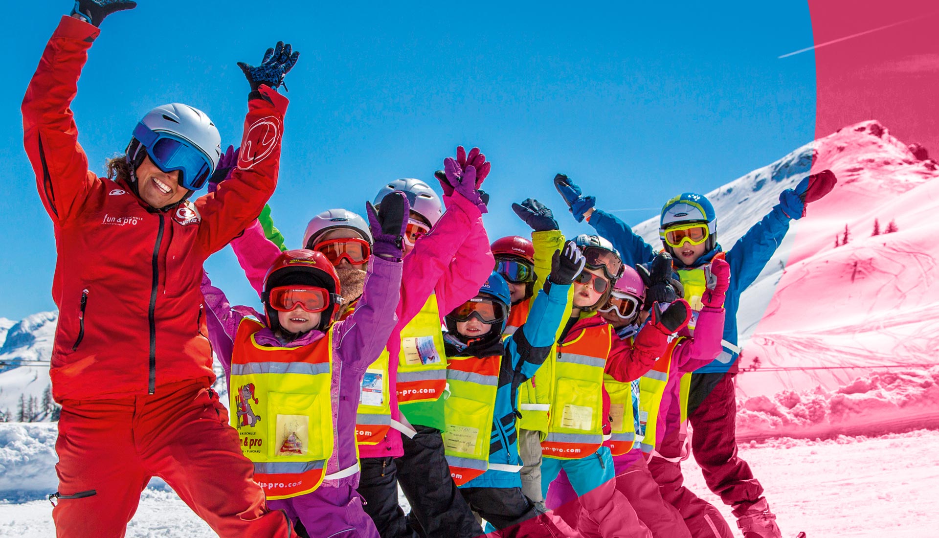 Een groep kinderen juicht tijdens hun lessen in Flachau.