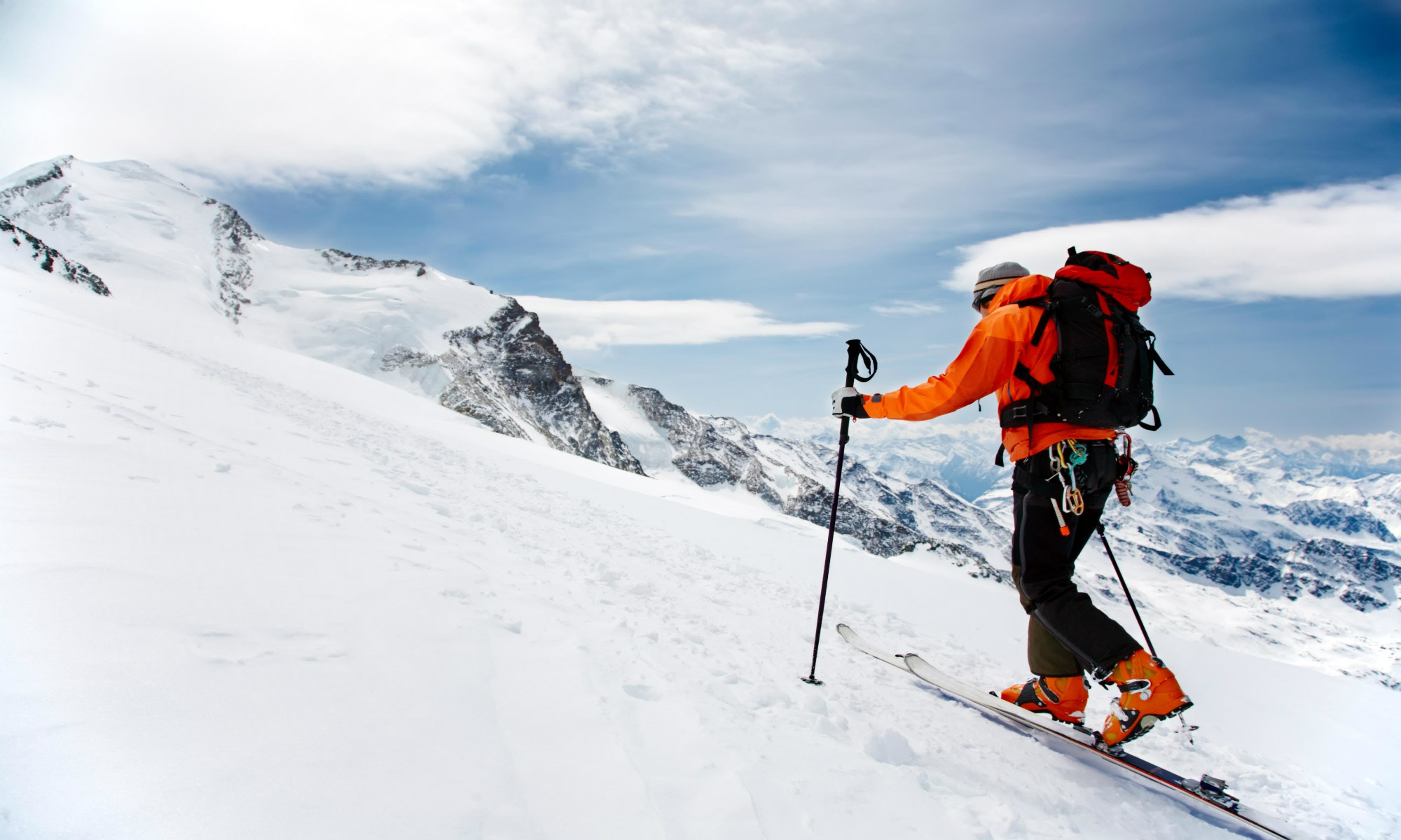 Een toerskiër beklimt een berg in het skigebied van Gerlos.