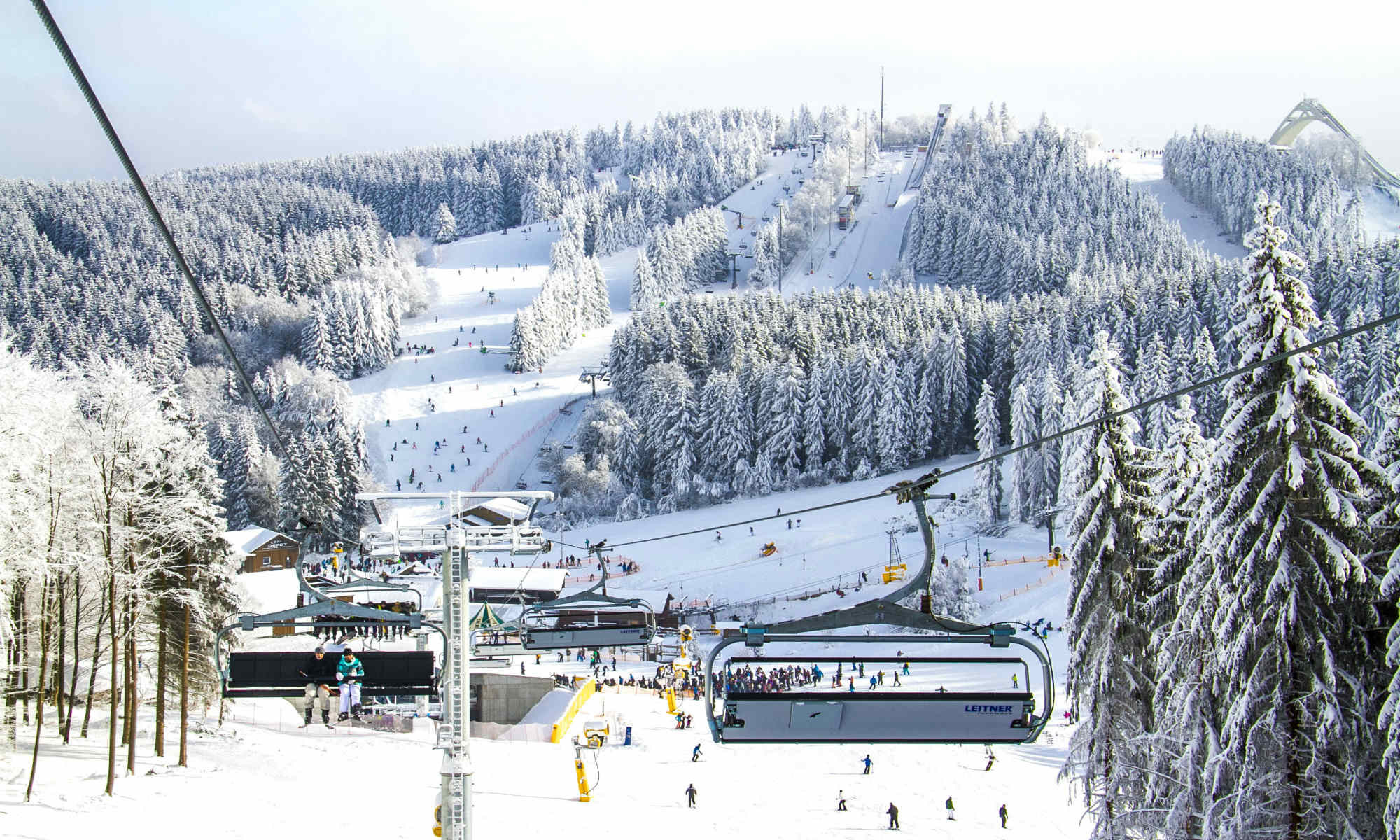 Tijdens de wintersport in Duitsland hebben skiërs een prachtig uitzicht op een winters landschap vanuit de skilift in Winterberg.
