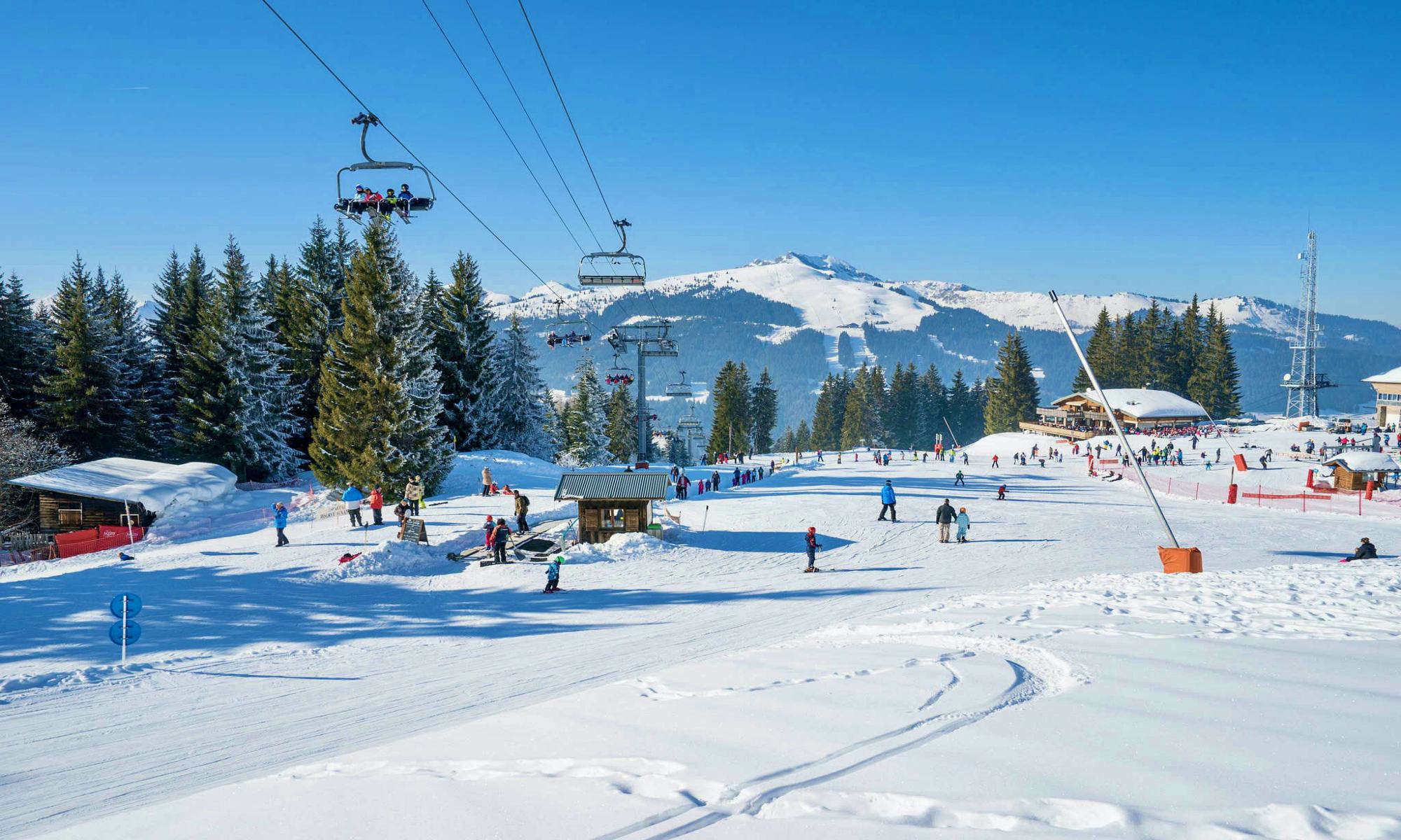 View over the snow-covered Mappys beginners zone in Les Gets.