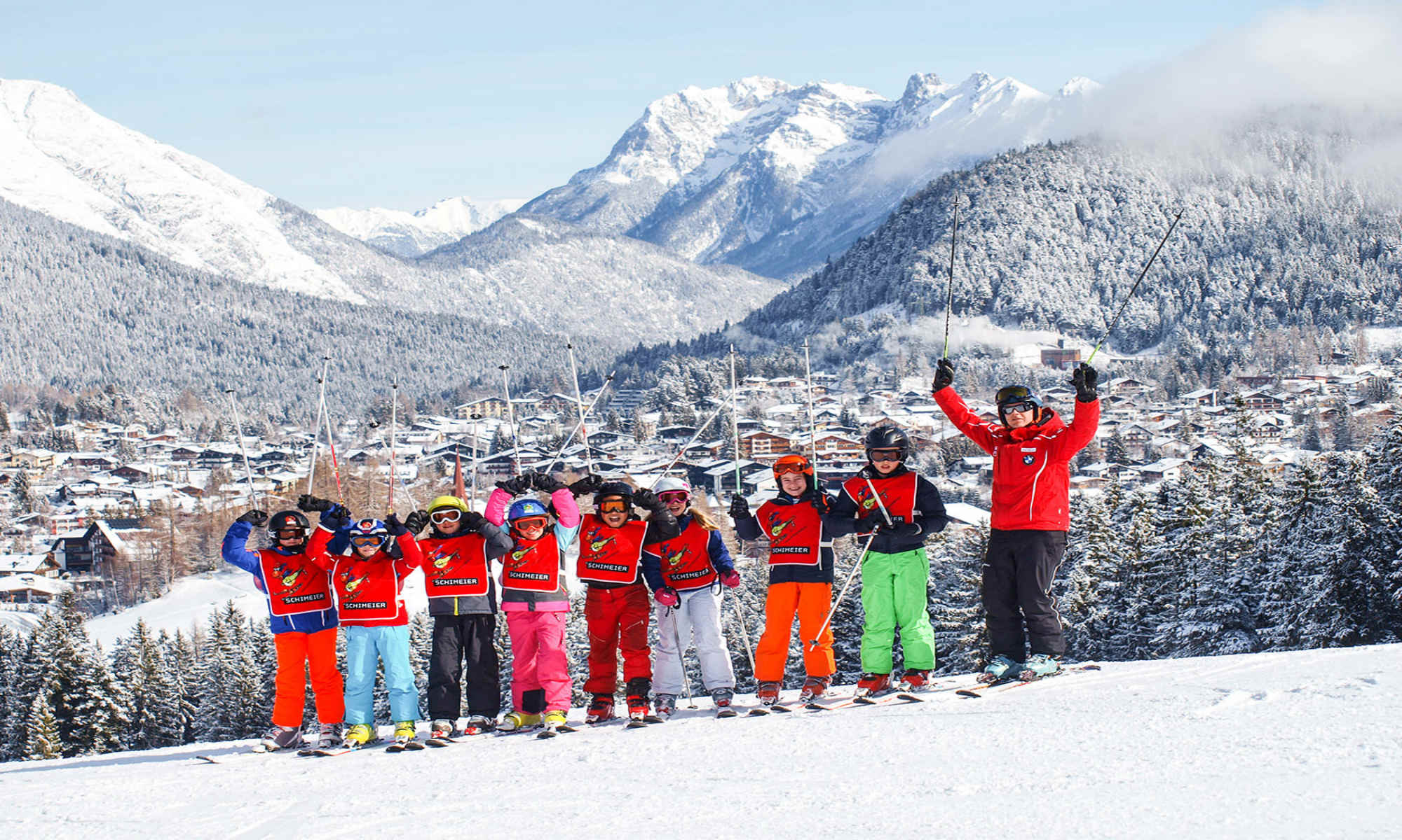 Een skileraar en zijn leerlingen poseren voor een foto in het skigebied van Seefeld.