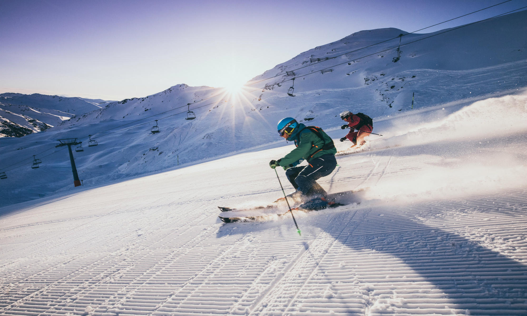 Twee skiërs tijdens een afdaling in de Zillertal Arena.