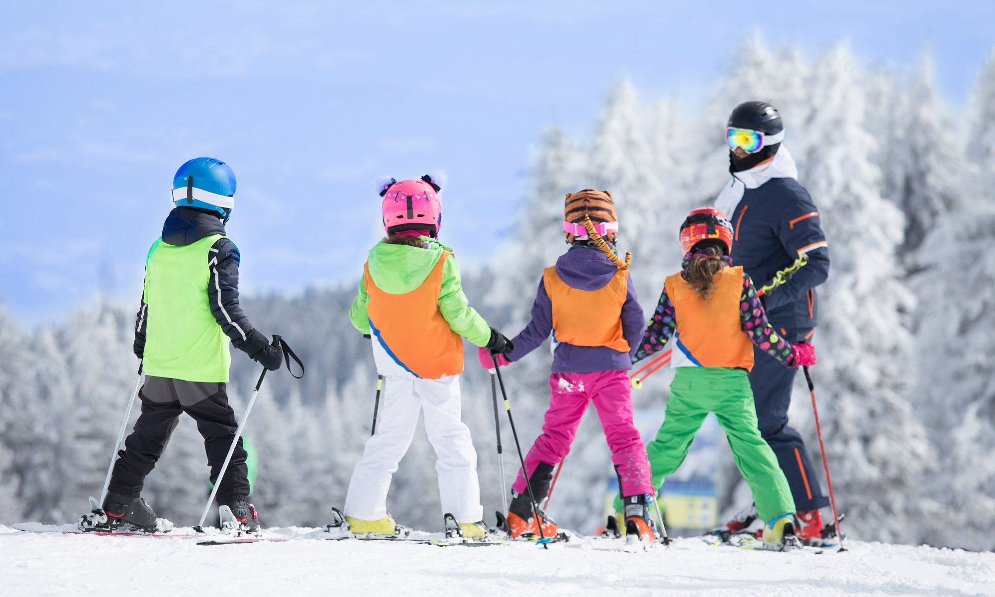 Een groep jonge skiërs luisteren aandachtig terwijl ze leren skiën in Winterberg.