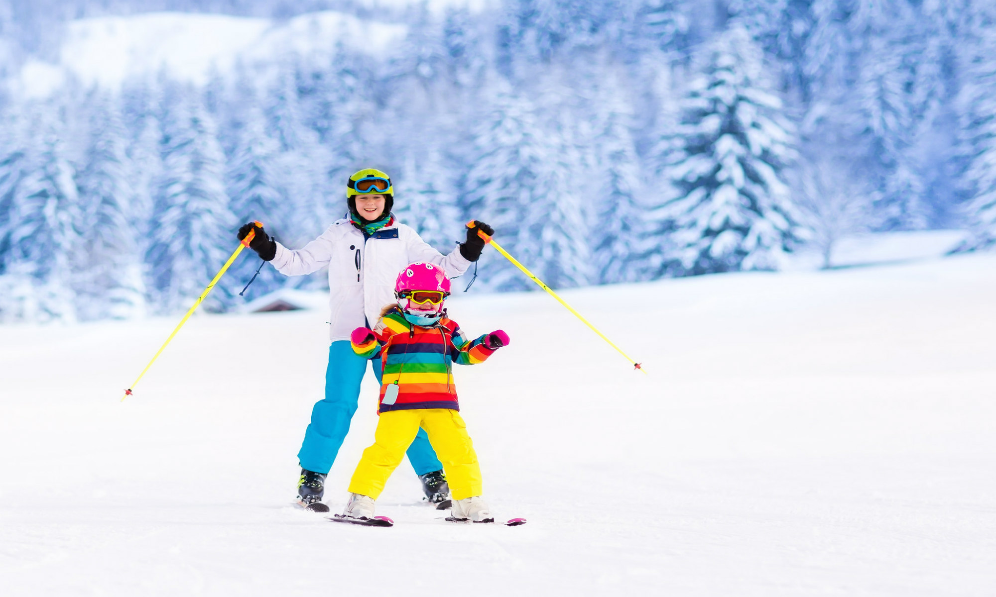 Twee jonge skiërs genieten van hun skilessen in Winterberg.