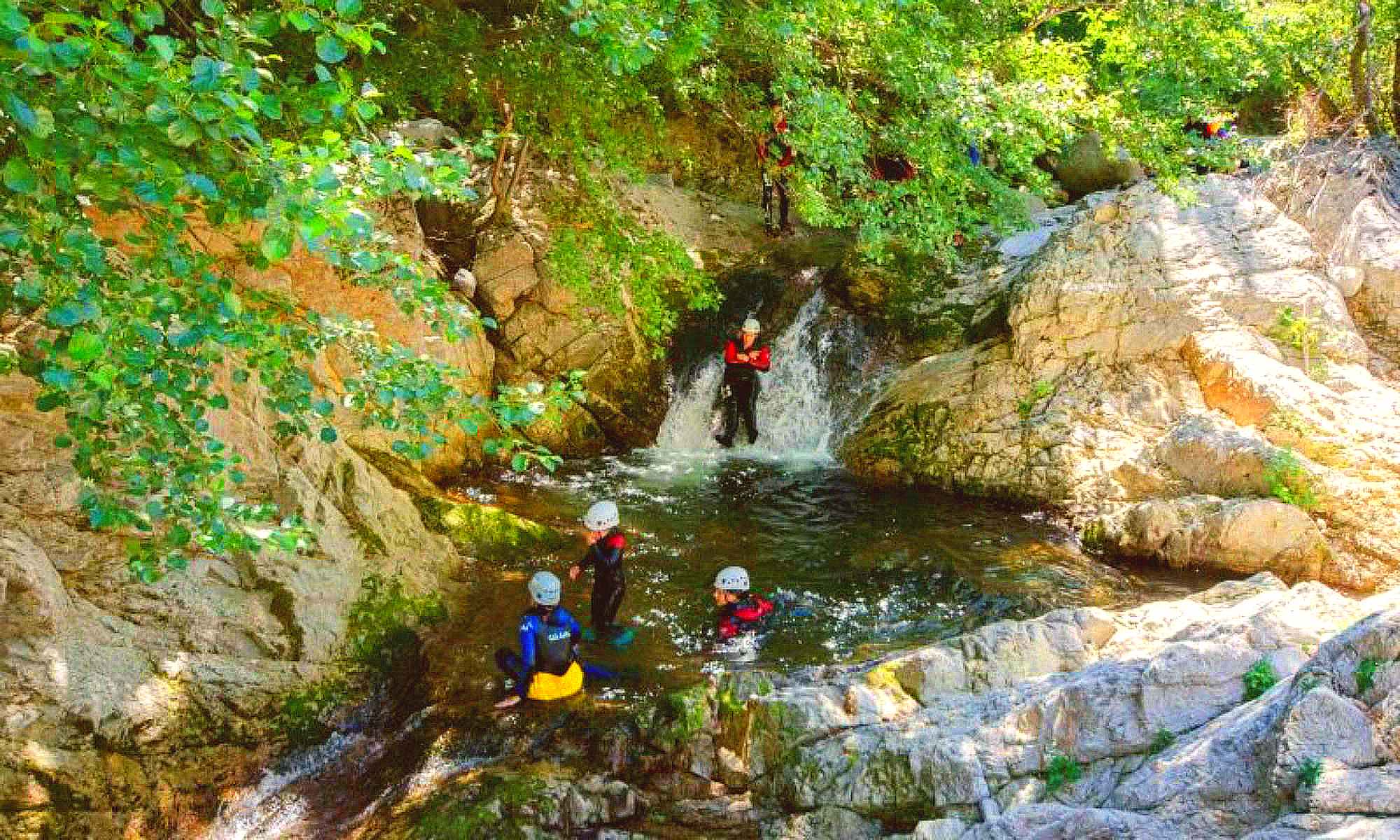 4 personnes s’amusent dans le canyon de l’Azéro en Ardèche.