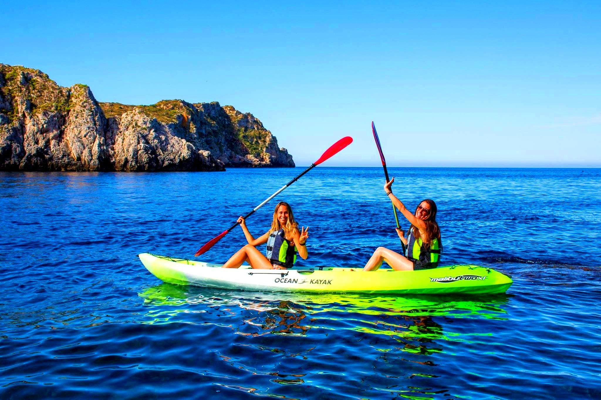 Two girls are enjoying a kayak tour in Mallorca.