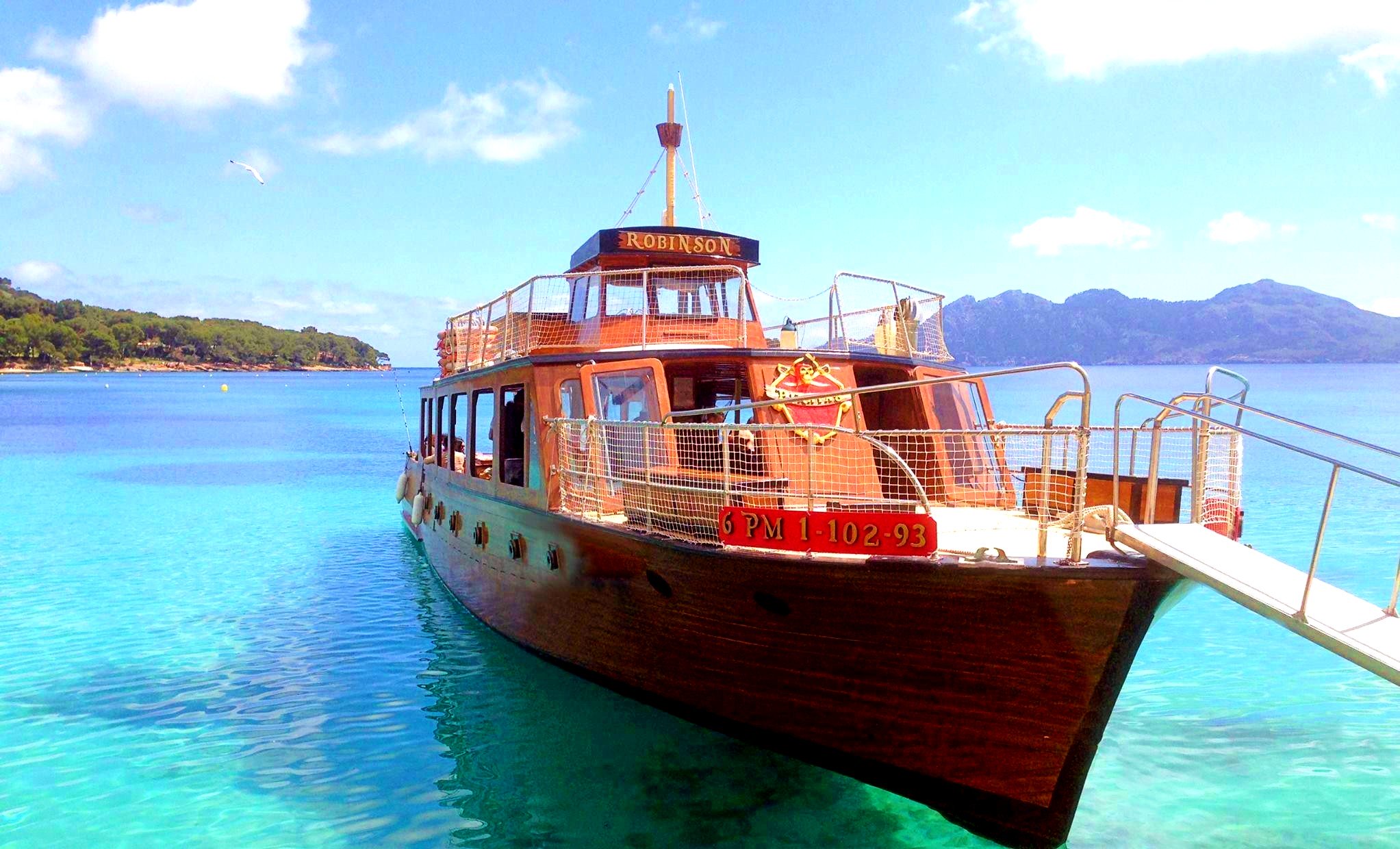 A boat is docked at the pier waiting for the participants of the boat tour in Mallorca.