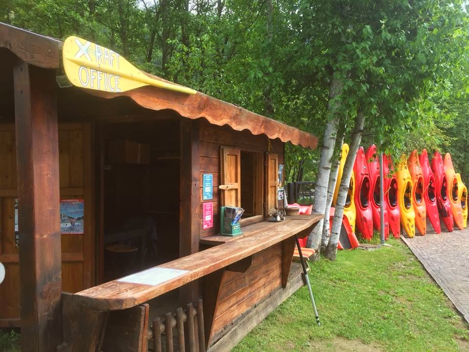 La base di x-Raft viene mostrata nella foto, tutti gli operatori di rafting in Val di Sole hanno un'ampia e spaziosa area per accogliere gli ospiti.