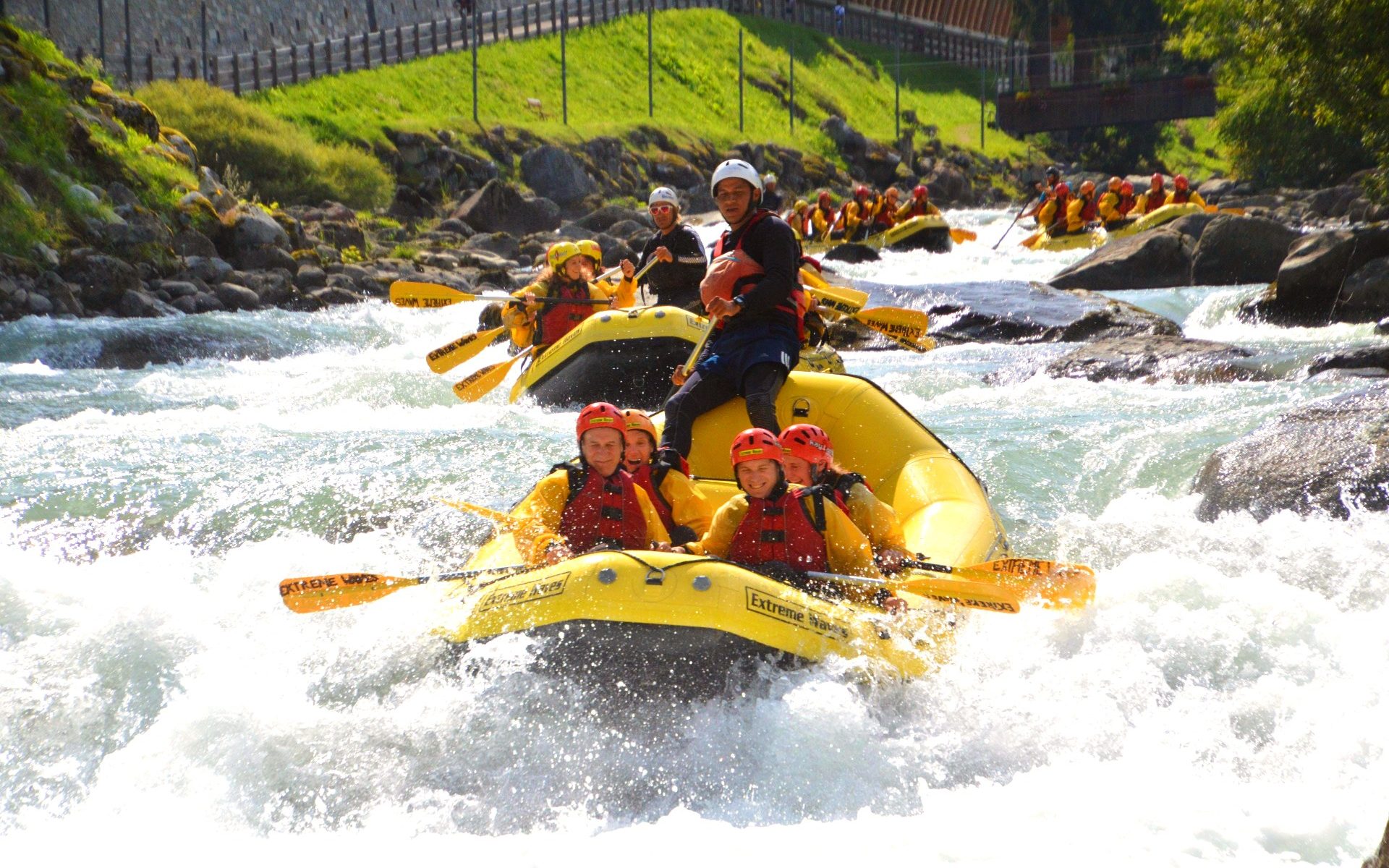 Quattro gommoni scendono il fiume Noce durante il rafting in Val di Sole.