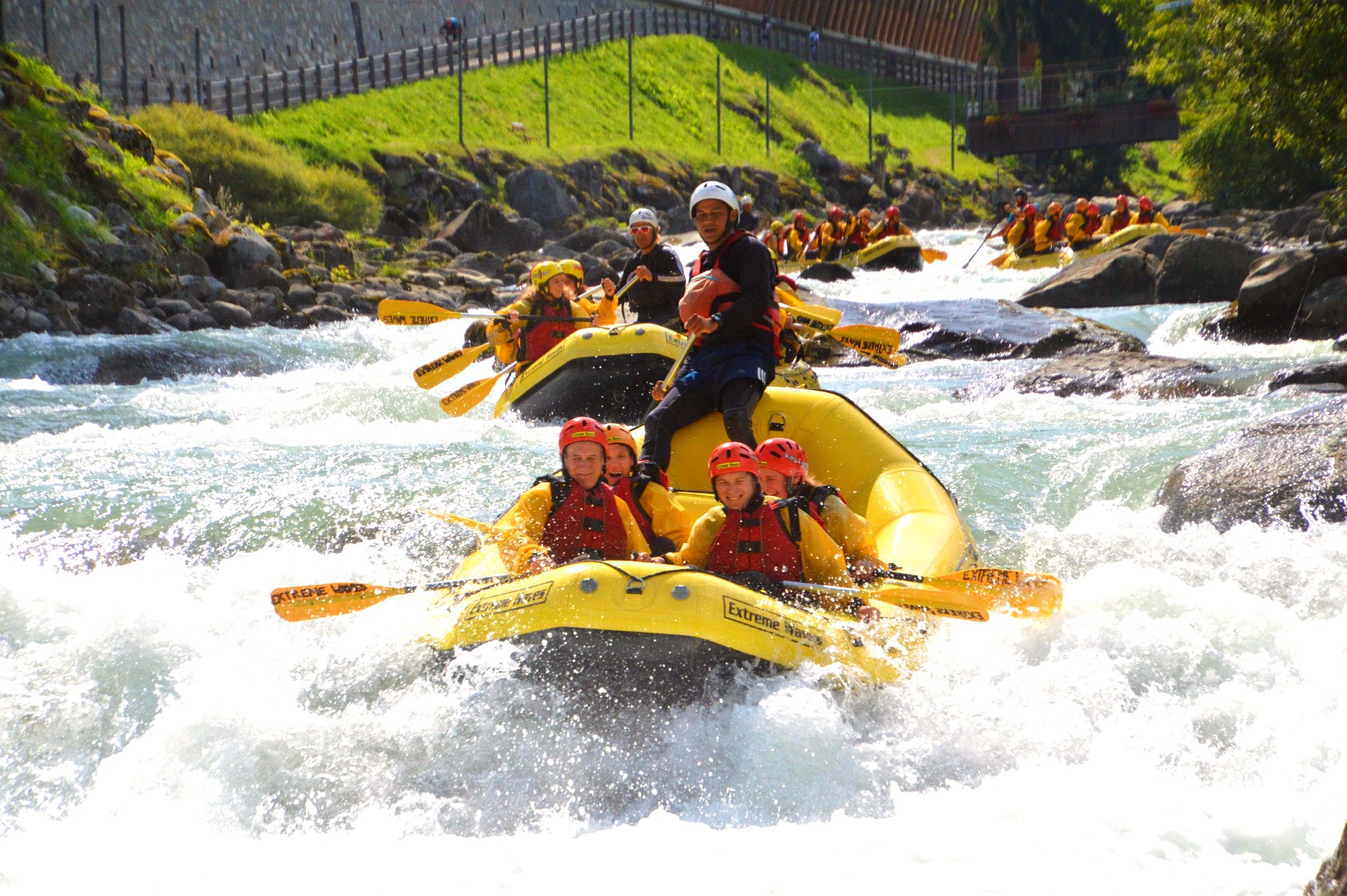 Quattro gommoni scendono il fiume Noce durante il rafting in Val di Sole.