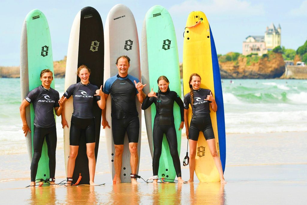 Un groupe pose à la fin de leur cours de surf à Biarritz.